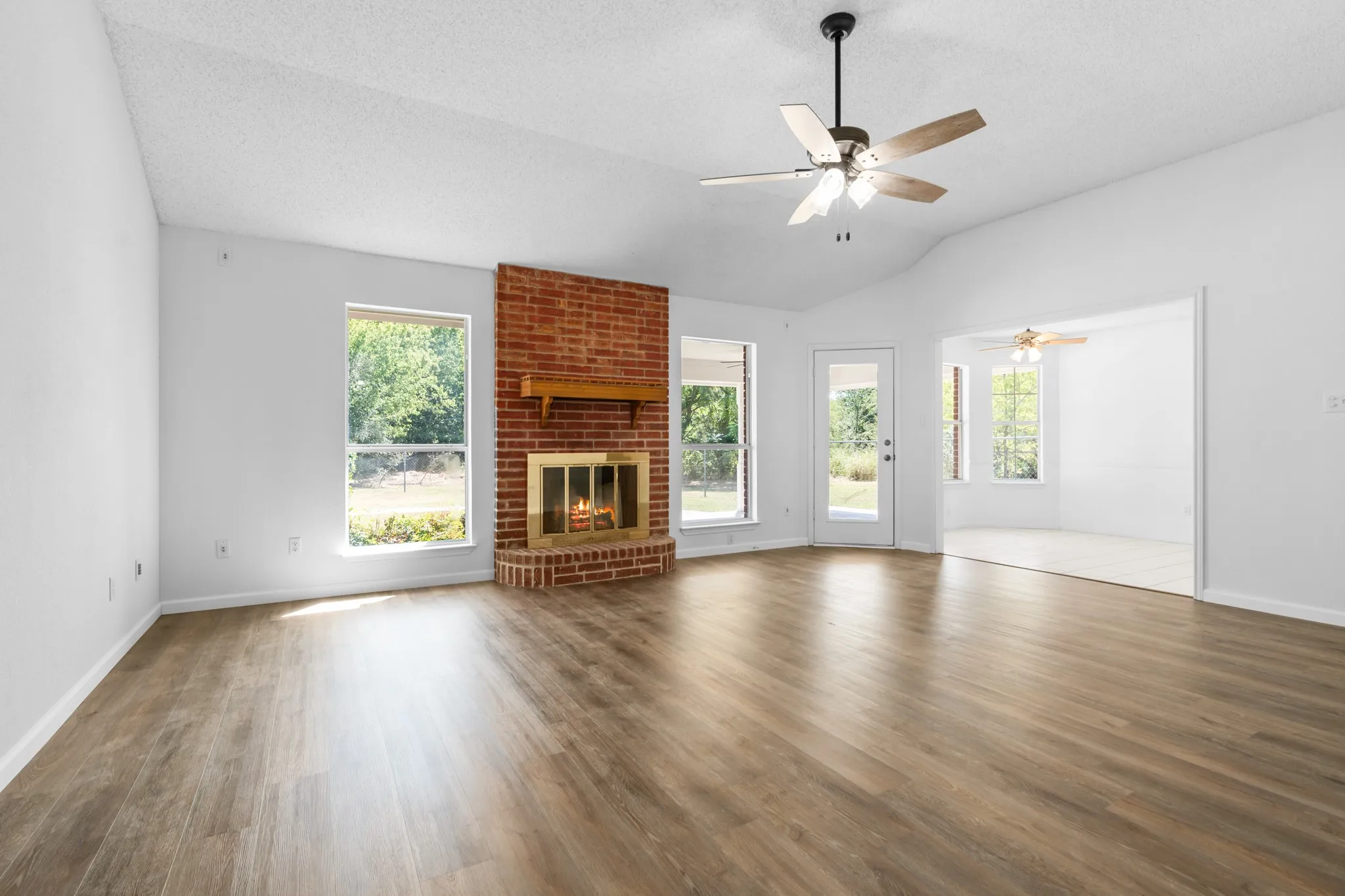 Single Family Residence For Sale in Hill County , 12187 Rolling Oaks Drive, Whitney, Texas 76692, 3 Bedrooms, 2 Bathrooms, 2 Garage spaces, 1,623 Sqft, built in 1994, Price $329,995, mls#21143992, Real Estate Agent in Whitney, Homes For Sale in Hill county, Homes For Sale in Whitney, Realtor in Whitney Texas, Real Estate Brokerage Independent Realty Texas, Luminita Cordes Realtor
