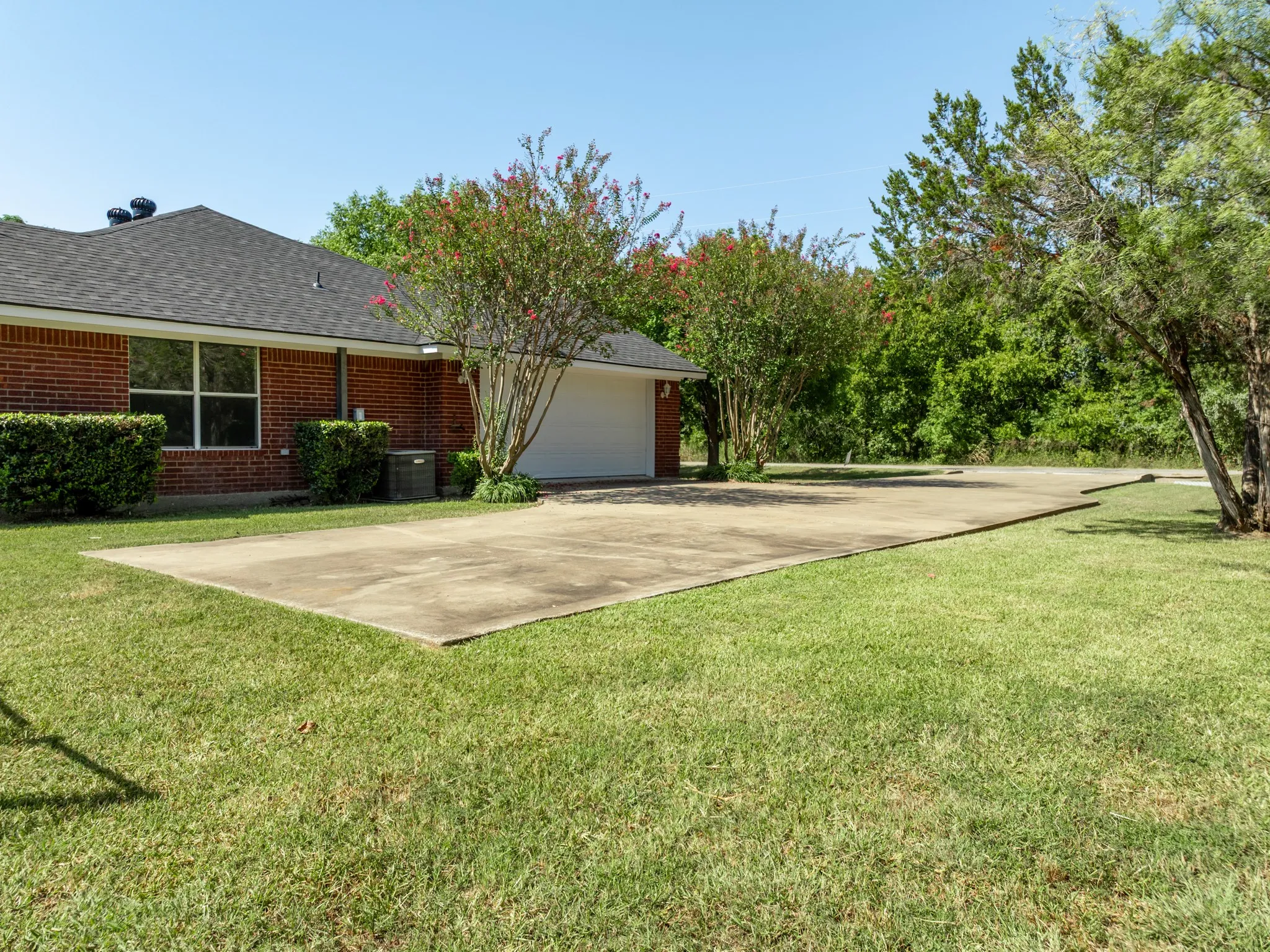 Single Family Residence For Sale in Hill County , 12187 Rolling Oaks Drive, Whitney, Texas 76692, 3 Bedrooms, 2 Bathrooms, 2 Garage spaces, 1,623 Sqft, built in 1994, Price $329,995, mls#21143992, Real Estate Agent in Whitney, Homes For Sale in Hill county, Homes For Sale in Whitney, Realtor in Whitney Texas, Real Estate Brokerage Independent Realty Texas, Luminita Cordes Realtor
