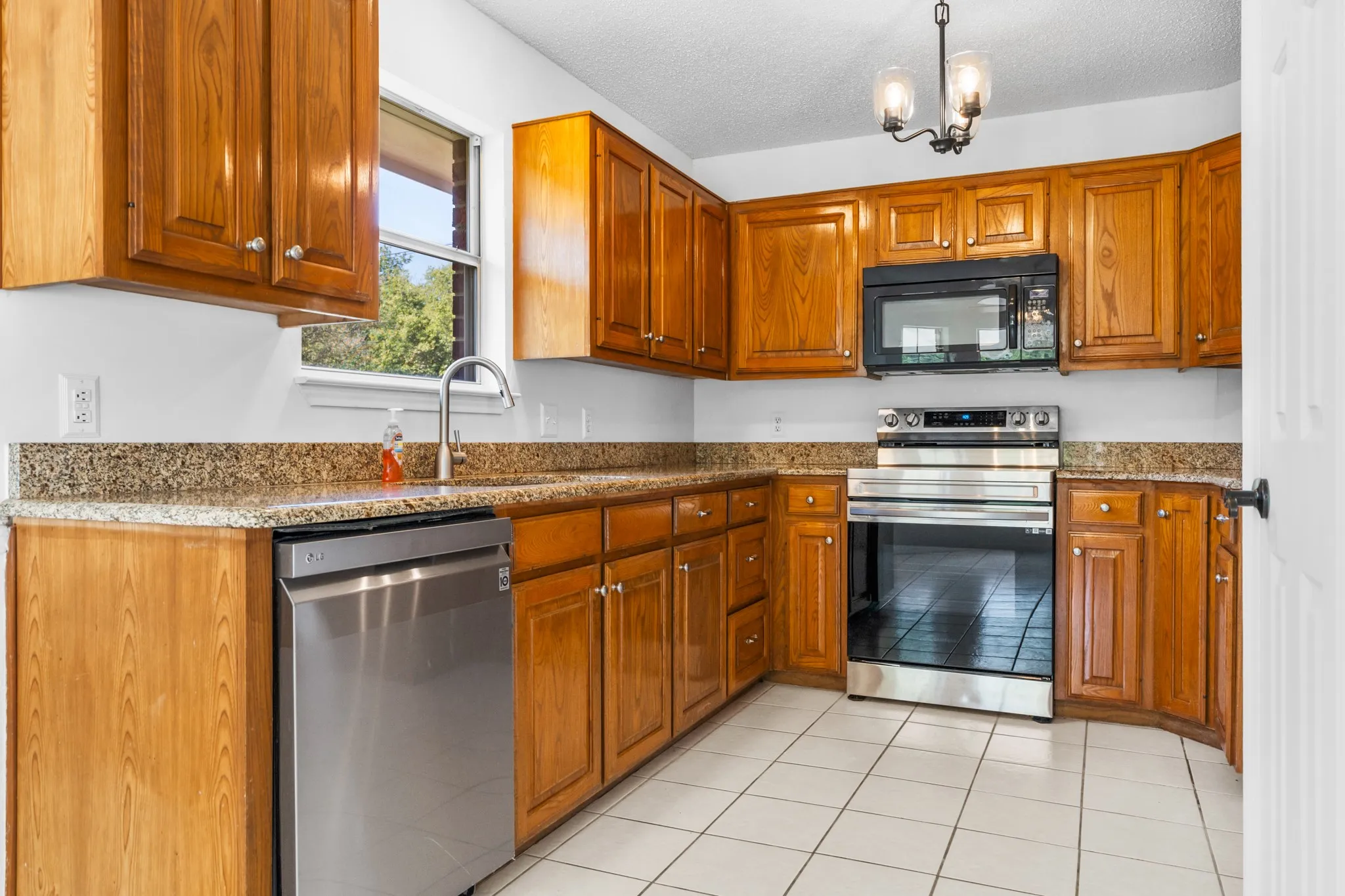 Single Family Residence For Sale in Hill County , 12187 Rolling Oaks Drive, Whitney, Texas 76692, 3 Bedrooms, 2 Bathrooms, 2 Garage spaces, 1,623 Sqft, built in 1994, Price $329,995, mls#21143992, Real Estate Agent in Whitney, Homes For Sale in Hill county, Homes For Sale in Whitney, Realtor in Whitney Texas, Real Estate Brokerage Independent Realty Texas, Luminita Cordes Realtor