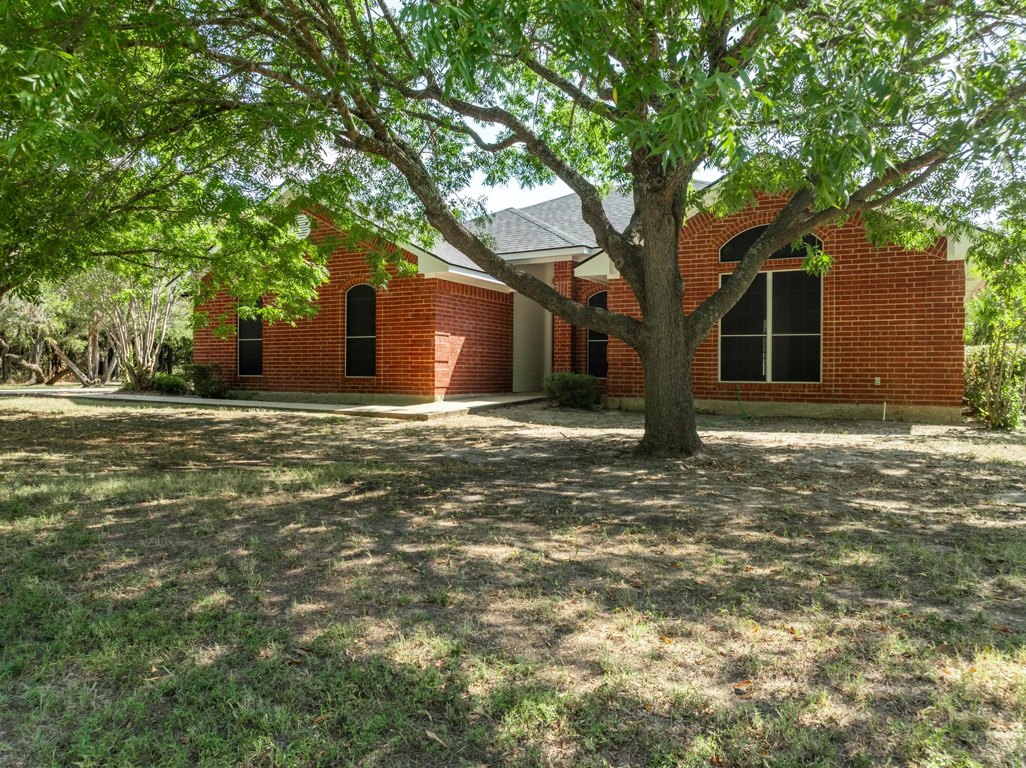 Single Family Residence For Sale in Hill County , 12187 Rolling Oaks Drive, Whitney, Texas 76692, 3 Bedrooms, 2 Bathrooms, 2 Garage spaces, 1,623 Sqft, built in 1994, Price $329,995, mls#21143992, Real Estate Agent in Whitney, Homes For Sale in Hill county, Homes For Sale in Whitney, Realtor in Whitney Texas, Real Estate Brokerage Independent Realty Texas, Luminita Cordes Realtor