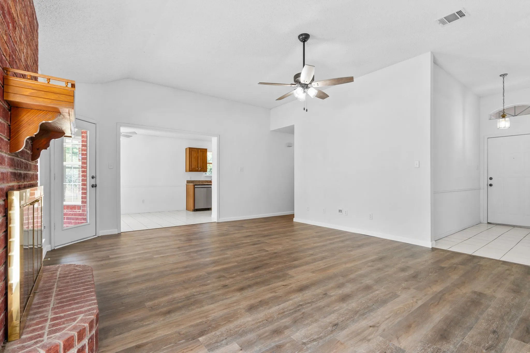 Single Family Residence For Sale in Hill County , 12187 Rolling Oaks Drive, Whitney, Texas 76692, 3 Bedrooms, 2 Bathrooms, 2 Garage spaces, 1,623 Sqft, built in 1994, Price $329,995, mls#21143992, Real Estate Agent in Whitney, Homes For Sale in Hill county, Homes For Sale in Whitney, Realtor in Whitney Texas, Real Estate Brokerage Independent Realty Texas, Luminita Cordes Realtor