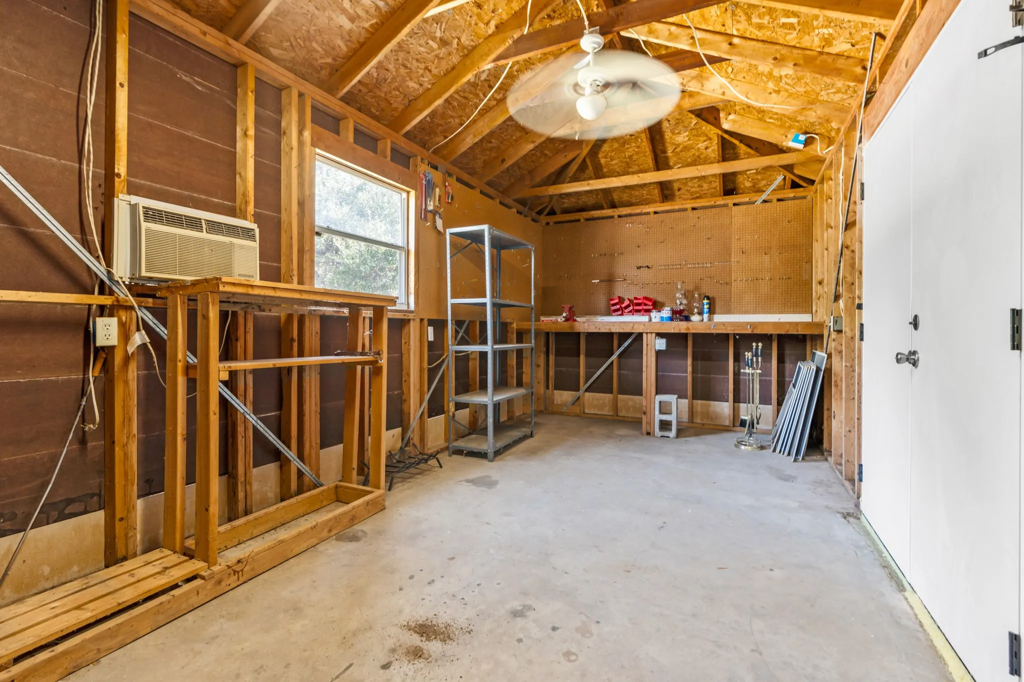 Single Family Residence For Sale in Hill County , 12187 Rolling Oaks Drive, Whitney, Texas 76692, 3 Bedrooms, 2 Bathrooms, 2 Garage spaces, 1,623 Sqft, built in 1994, Price $329,995, mls#21143992, Real Estate Agent in Whitney, Homes For Sale in Hill county, Homes For Sale in Whitney, Realtor in Whitney Texas, Real Estate Brokerage Independent Realty Texas, Luminita Cordes Realtor