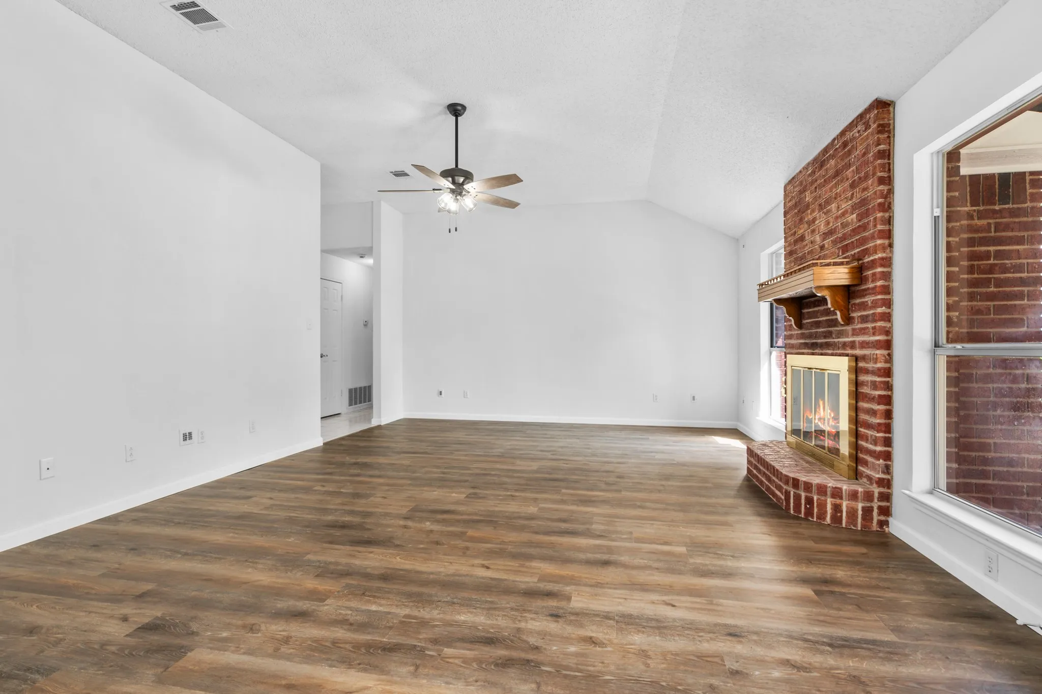 Single Family Residence For Sale in Hill County , 12187 Rolling Oaks Drive, Whitney, Texas 76692, 3 Bedrooms, 2 Bathrooms, 2 Garage spaces, 1,623 Sqft, built in 1994, Price $329,995, mls#21143992, Real Estate Agent in Whitney, Homes For Sale in Hill county, Homes For Sale in Whitney, Realtor in Whitney Texas, Real Estate Brokerage Independent Realty Texas, Luminita Cordes Realtor