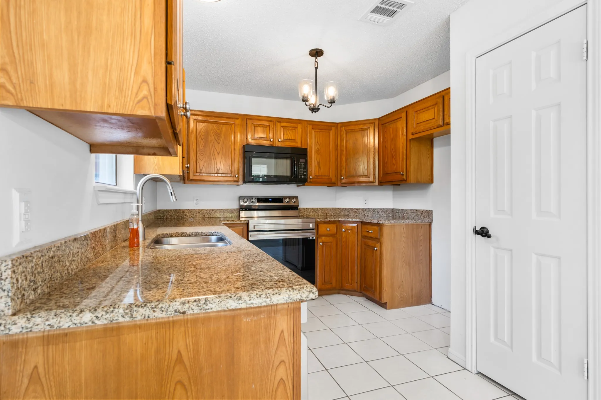 Single Family Residence For Sale in Hill County , 12187 Rolling Oaks Drive, Whitney, Texas 76692, 3 Bedrooms, 2 Bathrooms, 2 Garage spaces, 1,623 Sqft, built in 1994, Price $329,995, mls#21143992, Real Estate Agent in Whitney, Homes For Sale in Hill county, Homes For Sale in Whitney, Realtor in Whitney Texas, Real Estate Brokerage Independent Realty Texas, Luminita Cordes Realtor