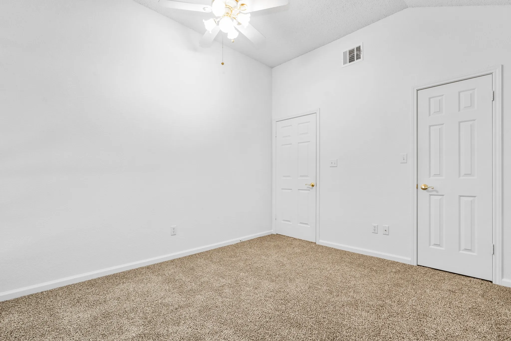 Single Family Residence For Sale in Hill County , 12187 Rolling Oaks Drive, Whitney, Texas 76692, 3 Bedrooms, 2 Bathrooms, 2 Garage spaces, 1,623 Sqft, built in 1994, Price $329,995, mls#21143992, Real Estate Agent in Whitney, Homes For Sale in Hill county, Homes For Sale in Whitney, Realtor in Whitney Texas, Real Estate Brokerage Independent Realty Texas, Luminita Cordes Realtor