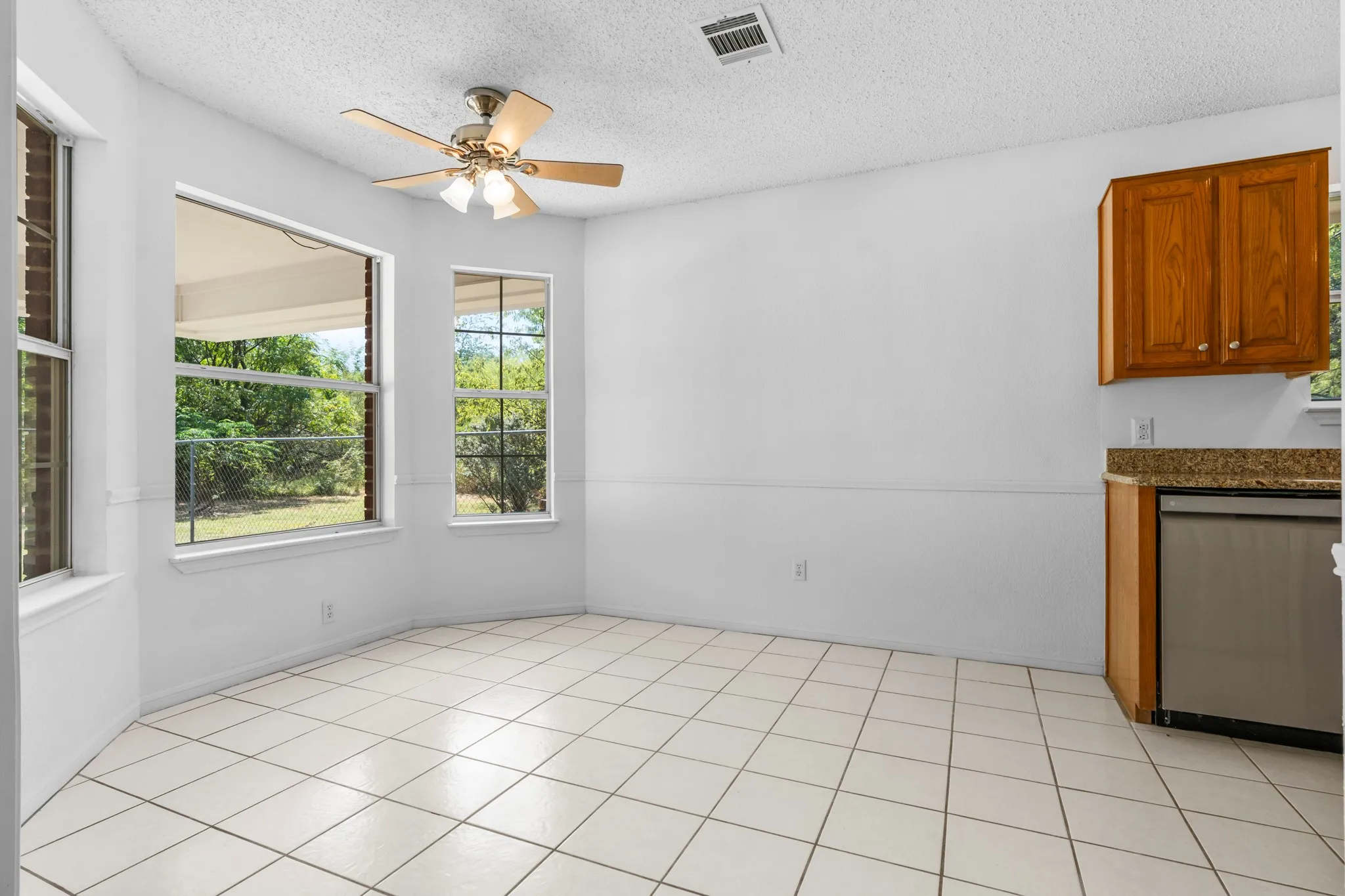 Single Family Residence For Sale in Hill County , 12187 Rolling Oaks Drive, Whitney, Texas 76692, 3 Bedrooms, 2 Bathrooms, 2 Garage spaces, 1,623 Sqft, built in 1994, Price $329,995, mls#21143992, Real Estate Agent in Whitney, Homes For Sale in Hill county, Homes For Sale in Whitney, Realtor in Whitney Texas, Real Estate Brokerage Independent Realty Texas, Luminita Cordes Realtor