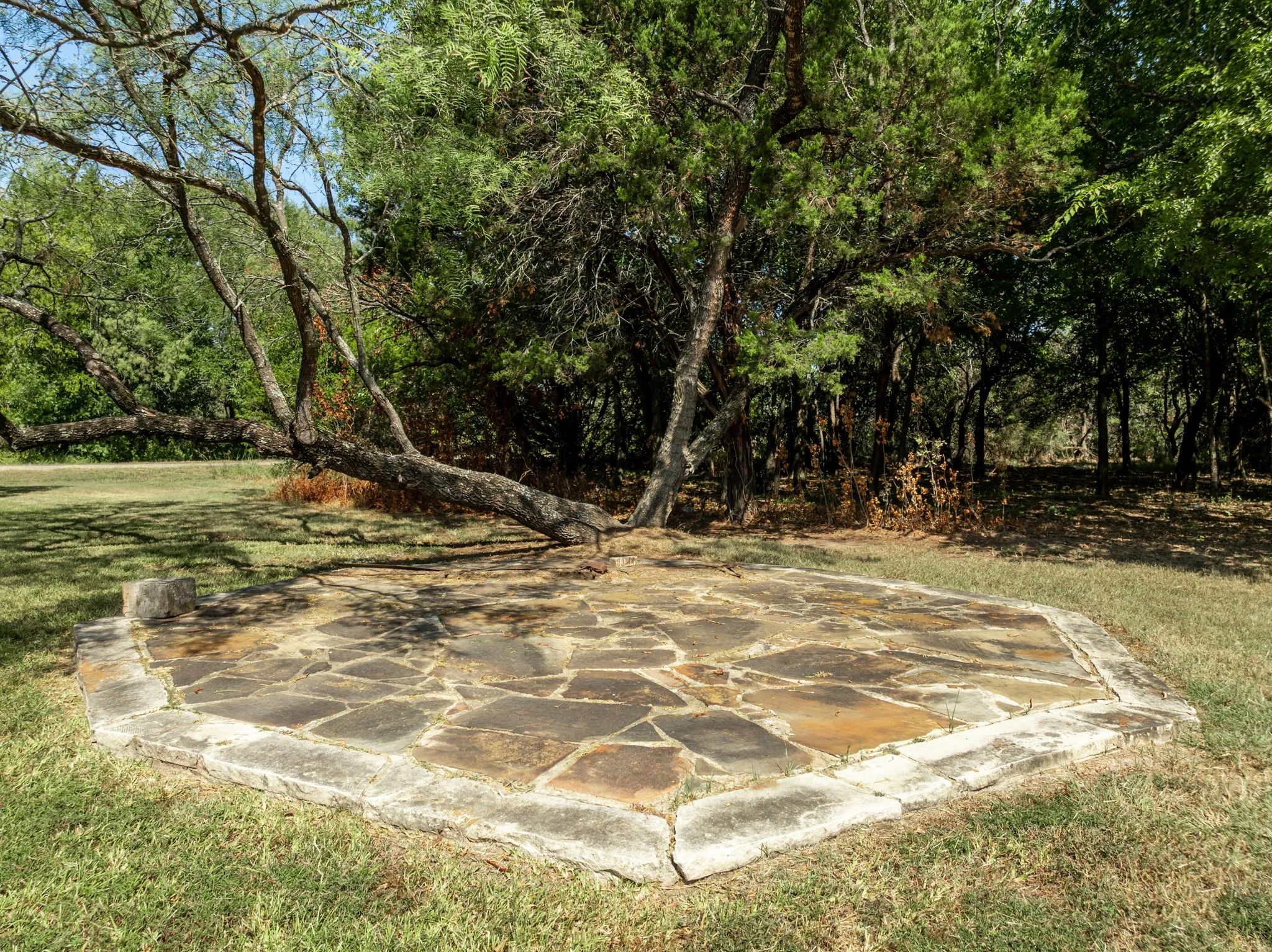 Single Family Residence For Sale in Hill County , 12187 Rolling Oaks Drive, Whitney, Texas 76692, 3 Bedrooms, 2 Bathrooms, 2 Garage spaces, 1,623 Sqft, built in 1994, Price $329,995, mls#21143992, Real Estate Agent in Whitney, Homes For Sale in Hill county, Homes For Sale in Whitney, Realtor in Whitney Texas, Real Estate Brokerage Independent Realty Texas, Luminita Cordes Realtor