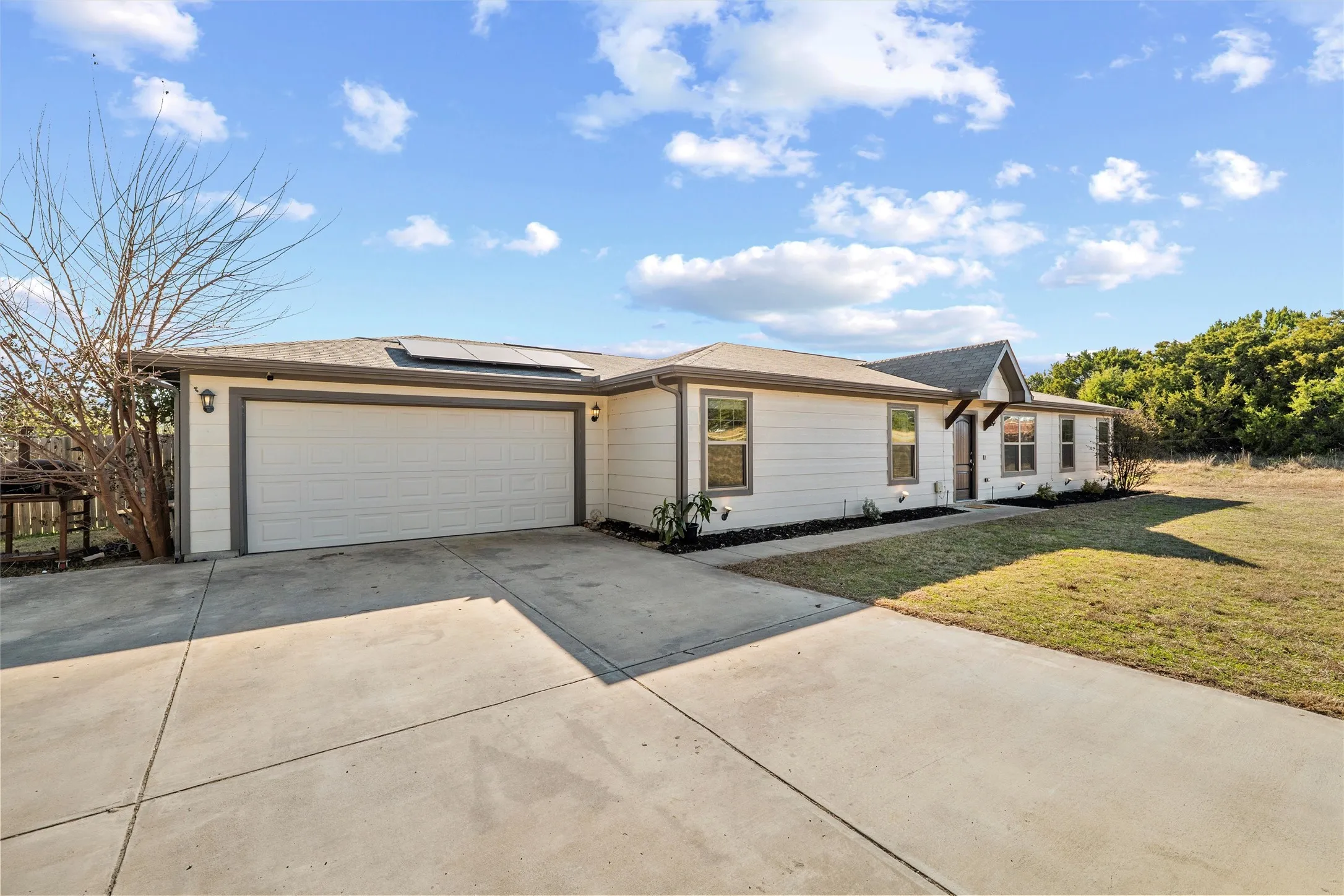Single Family Residence For Sale in Parker County , 144 Emerald Drive, Weatherford, Texas 76087, 4 Bedroom, 2 Bathroom, 2 Garage spaces, 1,770 Sqft, built in 2018, mls#21133146, Real Estate Agent in Weatherford, Homes For Sale in Parker county, Homes For Sale in Weatherford, Realtor in Weatherford Texas, Real Estate Brokerage Independent Realty Texas, Luminita Cordes Realtor