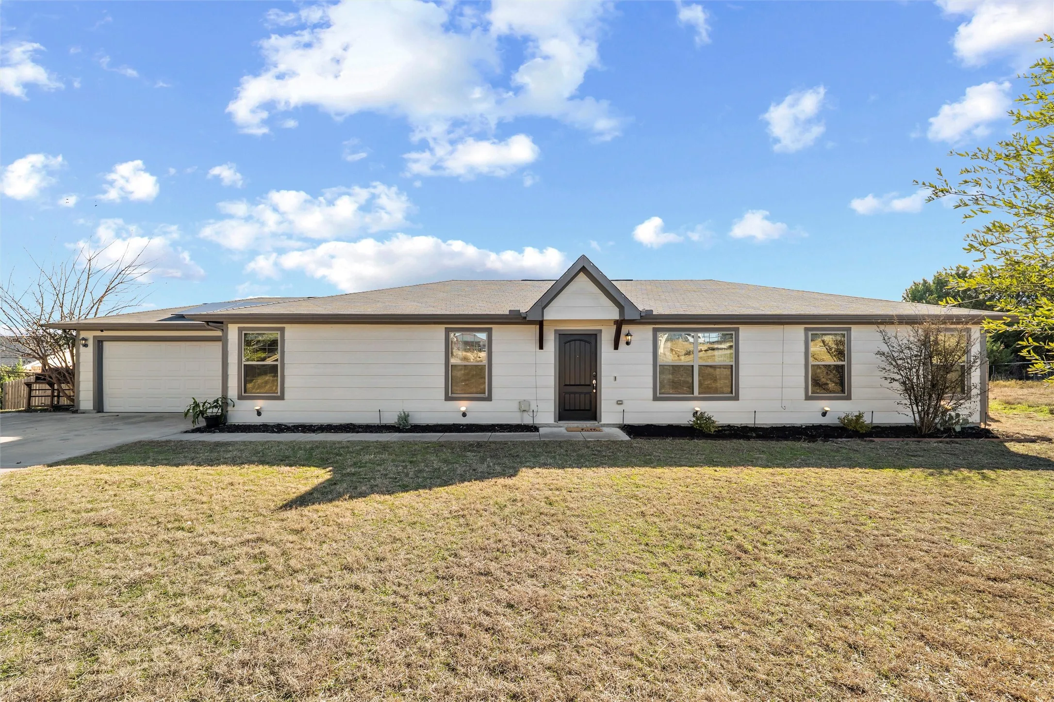 Single Family Residence For Sale in Parker County , 144 Emerald Drive, Weatherford, Texas 76087, 4 Bedroom, 2 Bathroom, 2 Garage spaces, 1,770 Sqft, built in 2018, mls#21133146, Real Estate Agent in Weatherford, Homes For Sale in Parker county, Homes For Sale in Weatherford, Realtor in Weatherford Texas, Real Estate Brokerage Independent Realty Texas, Luminita Cordes Realtor