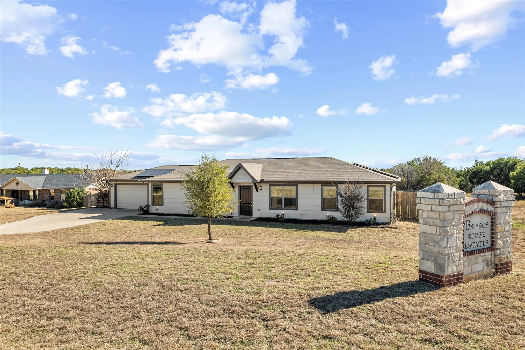 Single Family Residence For Sale in Parker County , 144 Emerald Drive, Weatherford, Texas 76087, 4 Bedroom, 2 Bathroom, 2 Garage spaces, 1,770 Sqft, built in 2018, mls#21133146, Real Estate Agent in Weatherford, Homes For Sale in Parker county, Homes For Sale in Weatherford, Realtor in Weatherford Texas, Real Estate Brokerage Independent Realty Texas, Luminita Cordes Realtor
