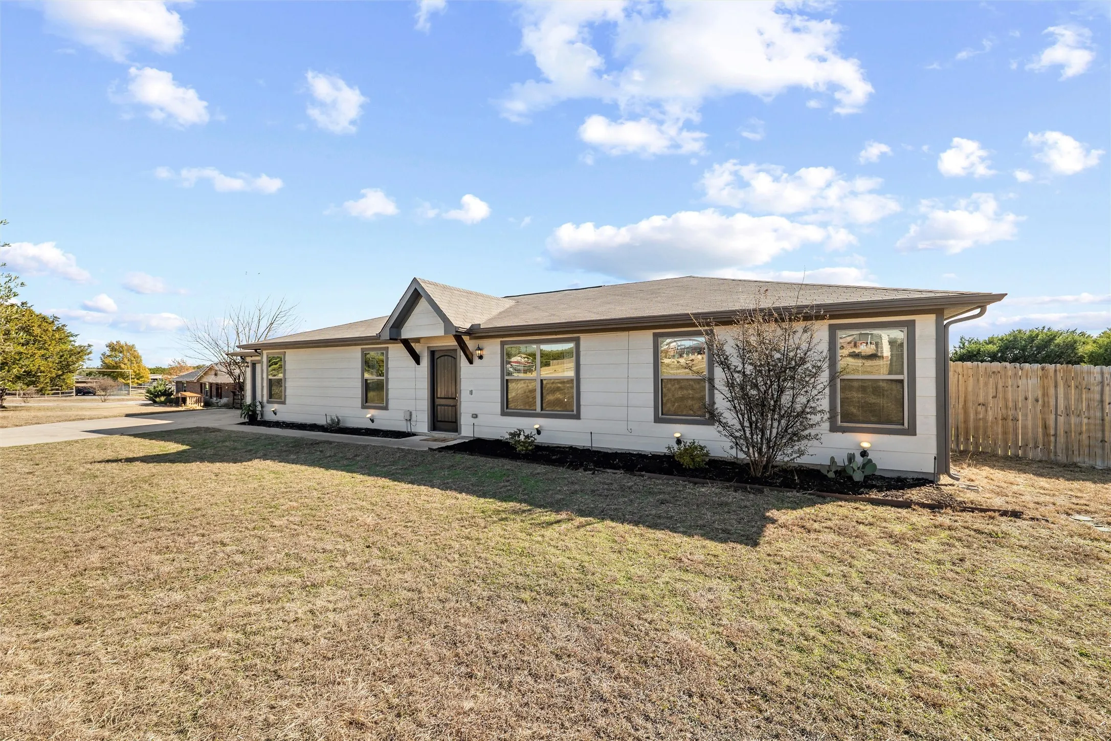 Single Family Residence For Sale in Parker County , 144 Emerald Drive, Weatherford, Texas 76087, 4 Bedroom, 2 Bathroom, 2 Garage spaces, 1,770 Sqft, built in 2018, mls#21133146, Real Estate Agent in Weatherford, Homes For Sale in Parker county, Homes For Sale in Weatherford, Realtor in Weatherford Texas, Real Estate Brokerage Independent Realty Texas, Luminita Cordes Realtor