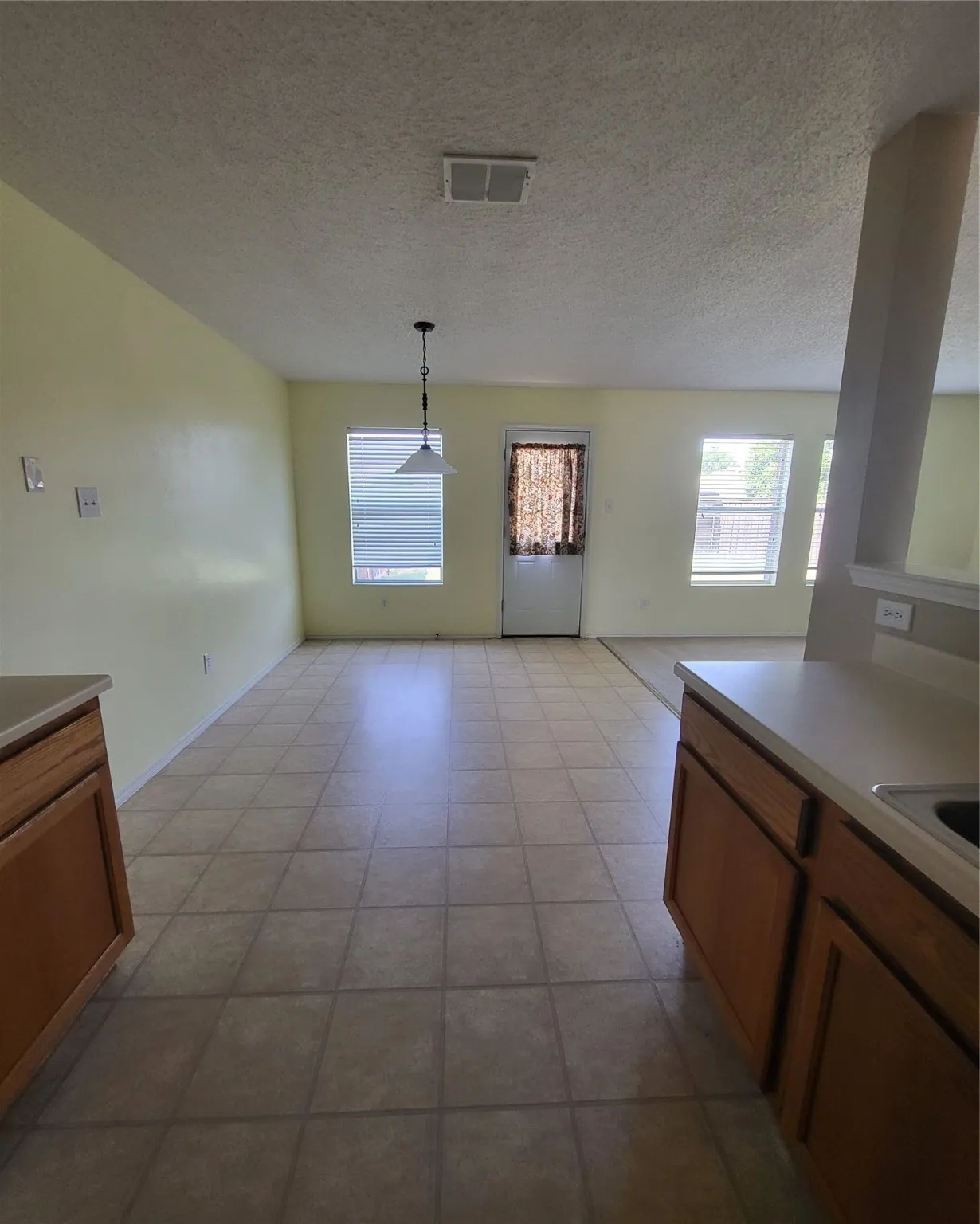 Single Family Residence For Rent in Rockwall County , 2513 Barksdale Drive, Rockwall, Texas 75032, 3 Bedroom, 2 Bathroom, 2 Garage spaces, 1,655 Sqft, built in 2003, Preowned, mls#21144189, Real Estate Agent in Rockwall, Homes For Rent in Rockwall county, Homes For Rent in Rockwall, Realtor in Rockwall Texas, Real Estate Brokerage Independent Realty Texas, Luminita Cordes Realtor