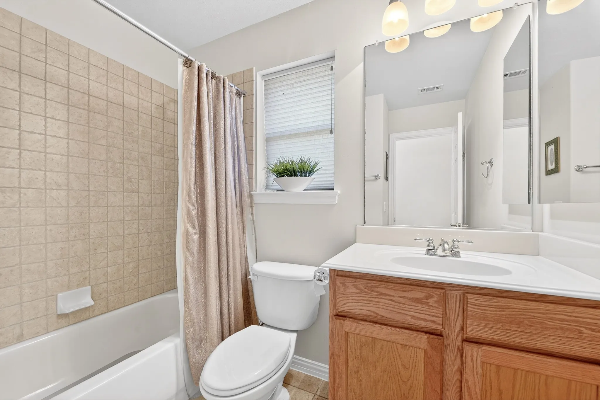 Single Family Residence For Sale in Denton County , 11316 Southerland Drive, Denton, Texas 76207, 2 Bedroom, 2 Bathroom, 2 Garage spaces, 1,585 Sqft, built in 2004, Preowned, mls#21143462, Real Estate Agent in Denton, Homes For Sale in Denton county, Homes For Sale in Denton, Realtor in Denton Texas, Real Estate Brokerage Independent Realty Texas, Luminita Cordes Realtor