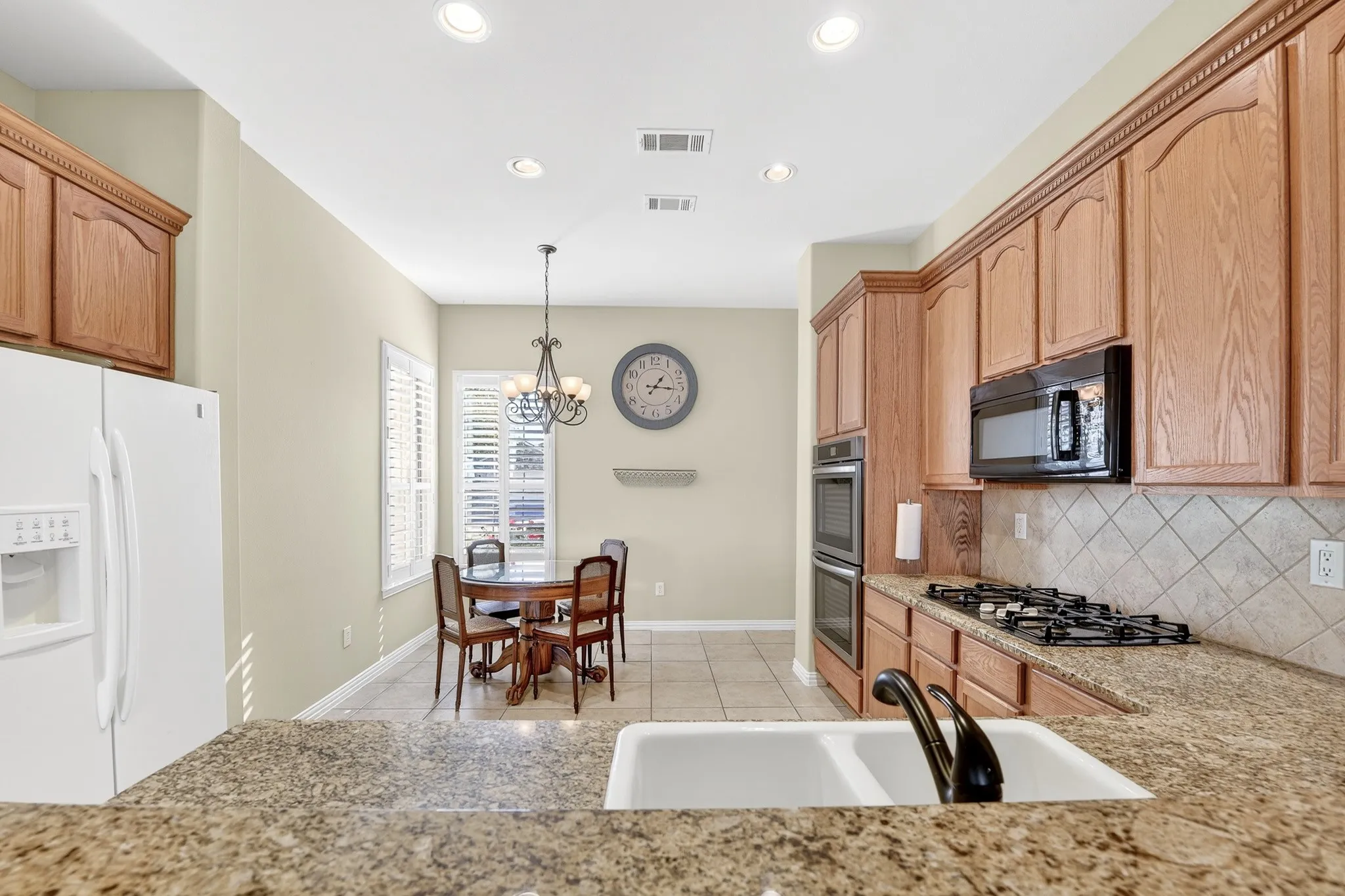 Single Family Residence For Sale in Denton County , 11316 Southerland Drive, Denton, Texas 76207, 2 Bedroom, 2 Bathroom, 2 Garage spaces, 1,585 Sqft, built in 2004, Preowned, mls#21143462, Real Estate Agent in Denton, Homes For Sale in Denton county, Homes For Sale in Denton, Realtor in Denton Texas, Real Estate Brokerage Independent Realty Texas, Luminita Cordes Realtor