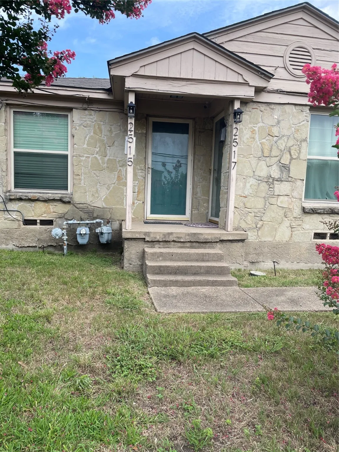 Duplex For Rent in Dallas County , 2517 Amelia, Dallas, Texas 75235, 1 Bedroom, 1 Bathroom, Garage spaces, 698 Sqft, built in 1952, mls#21144305, Real Estate Agent in Dallas, Homes For Rent in Dallas county, Homes For Rent in Dallas, Realtor in Dallas Texas, Real Estate Brokerage Independent Realty Texas, Luminita Cordes Realtor