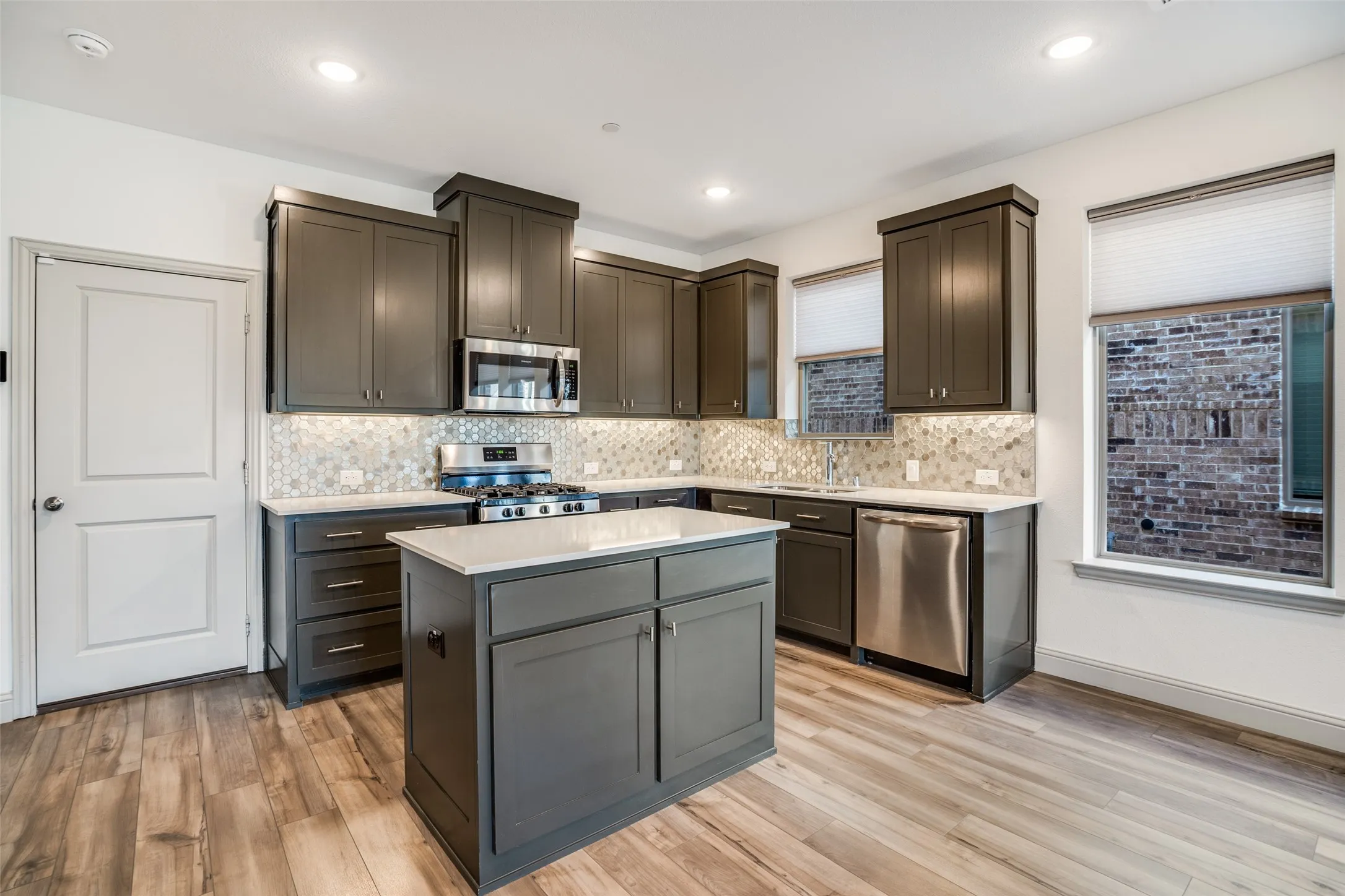 Townhouse For Sale in Denton County , 421 Matchbox Street, Argyle, Texas 76226, 3 Bedroom, 3 Bathroom, 2 Garage spaces, 2,003 Sqft, built in 2022, Preowned, mls#21142908, Real Estate Agent in Argyle, Homes For Sale in Denton county, Homes For Sale in Argyle, Realtor in Argyle Texas, Real Estate Brokerage Independent Realty Texas, Luminita Cordes Realtor