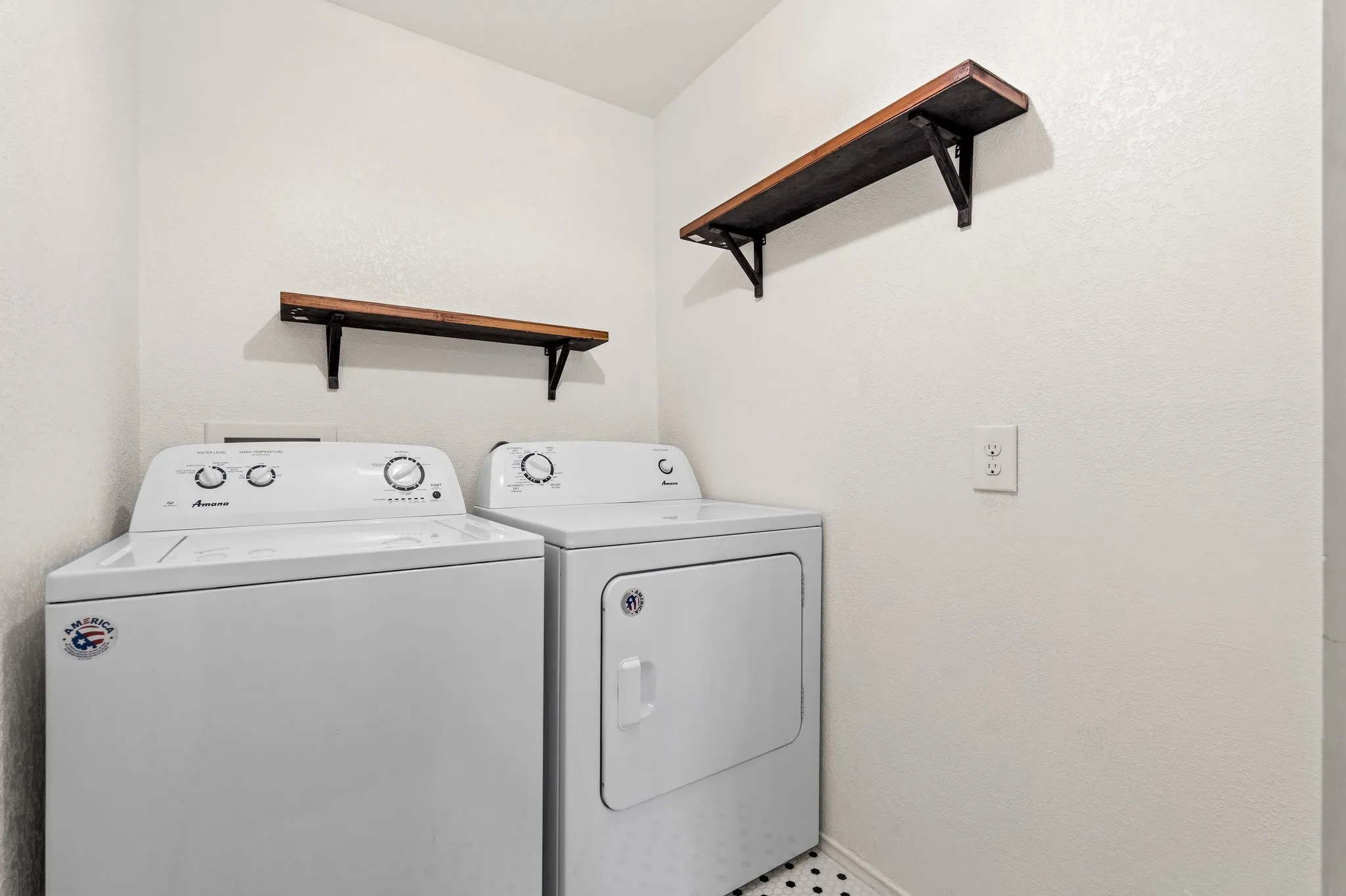 Single Family Residence For Sale in Parker County , 1550 S Stewart Street, Azle, Texas 76020, 1 Bedroom, 1 Bathroom, Garage spaces, 852 Sqft, built in 0, Preowned, mls#21144761, Real Estate Agent in Azle, Homes For Sale in Parker county, Homes For Sale in Azle, Realtor in Azle Texas, Real Estate Brokerage Independent Realty Texas, Luminita Cordes Realtor