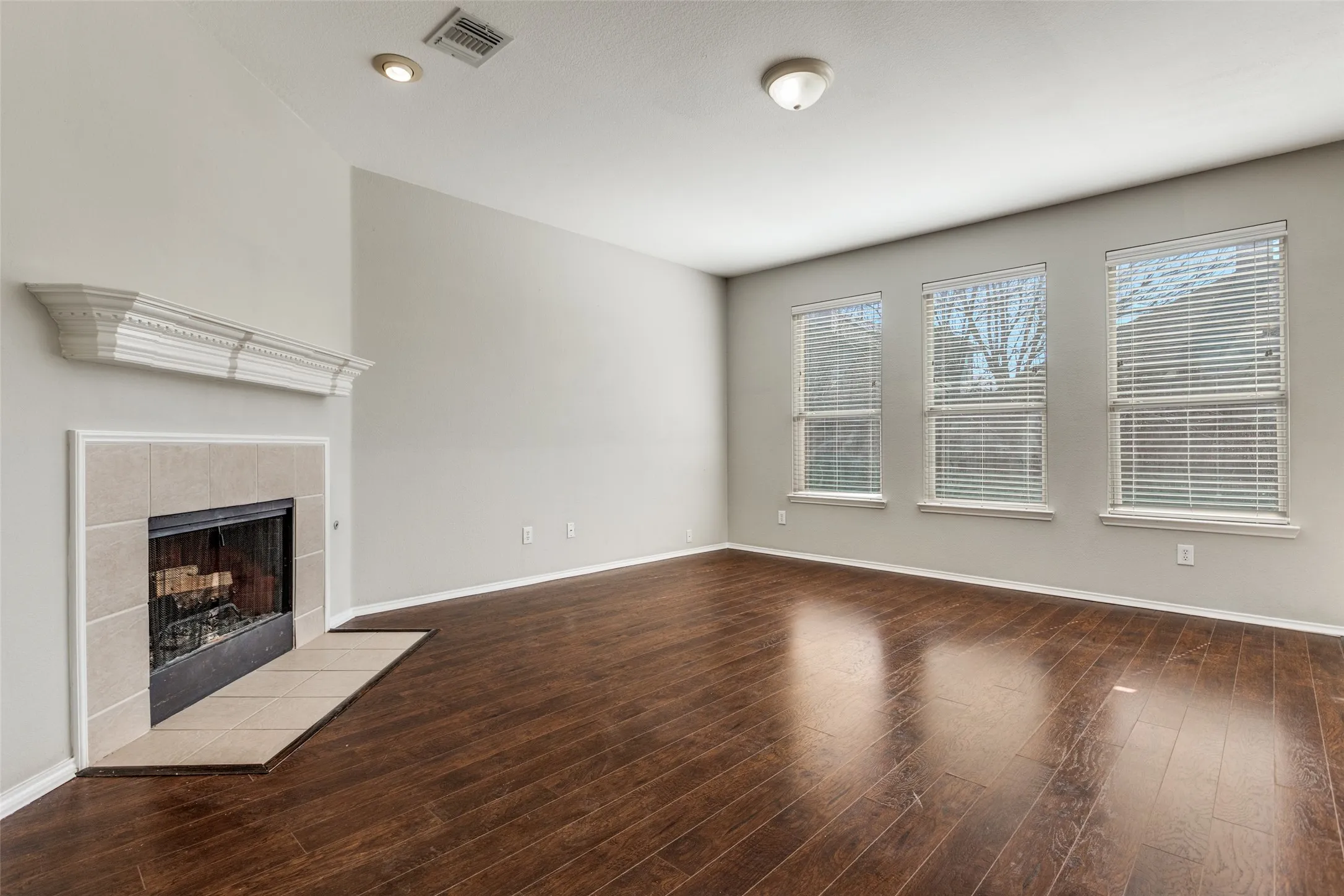 Single Family Residence For Sale in Dallas County , 1018 Spanish Moss Drive, Garland, Texas 75040, 4 Bedroom, 3 Bathroom, 2 Garage spaces, 2,598 Sqft, built in 2004, Preowned, mls#21144617, Real Estate Agent in Garland, Homes For Sale in Dallas county, Homes For Sale in Garland, Realtor in Garland Texas, Real Estate Brokerage Independent Realty Texas, Luminita Cordes Realtor