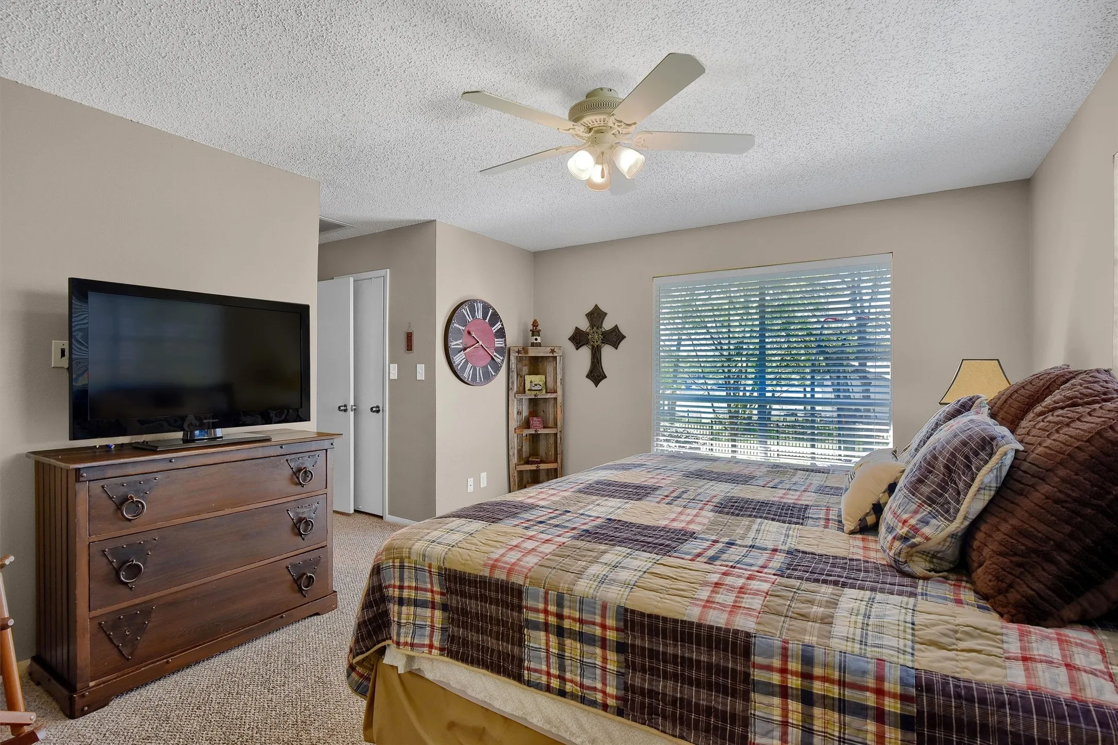 Single Family Residence For Sale in Cooke County , 1214 Kiowa Drive E, Lake Kiowa, Texas 76240, 5 Bedroom, 4 Bathroom, 2 Garage spaces, 2,355 Sqft, built in 1982, Preowned, mls#21144826, Real Estate Agent in Lake Kiowa, Homes For Sale in Cooke county, Homes For Sale in Lake Kiowa, Realtor in Lake Kiowa Texas, Real Estate Brokerage Independent Realty Texas, Luminita Cordes Realtor