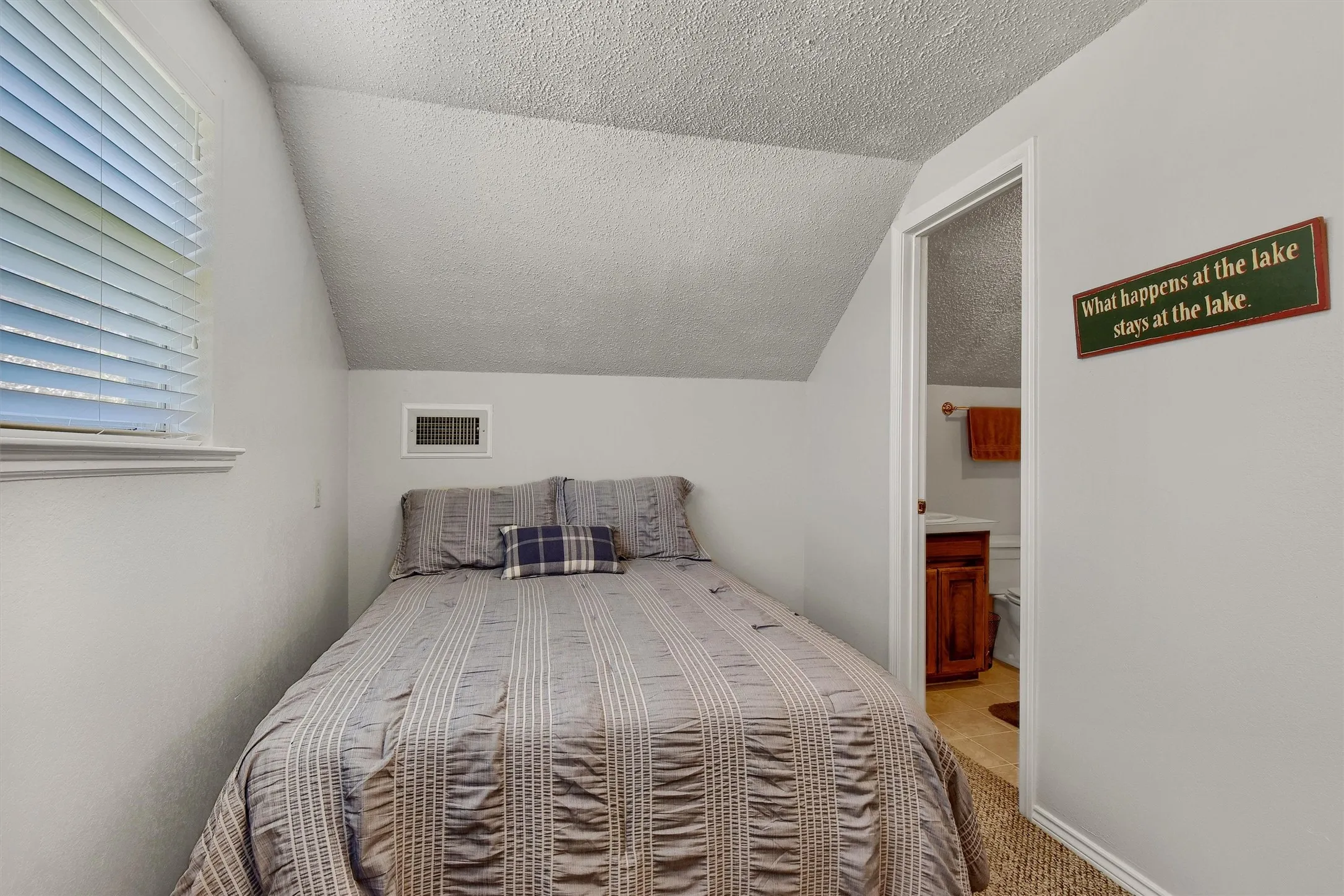 Single Family Residence For Sale in Cooke County , 1214 Kiowa Drive E, Lake Kiowa, Texas 76240, 5 Bedroom, 4 Bathroom, 2 Garage spaces, 2,355 Sqft, built in 1982, Preowned, mls#21144826, Real Estate Agent in Lake Kiowa, Homes For Sale in Cooke county, Homes For Sale in Lake Kiowa, Realtor in Lake Kiowa Texas, Real Estate Brokerage Independent Realty Texas, Luminita Cordes Realtor
