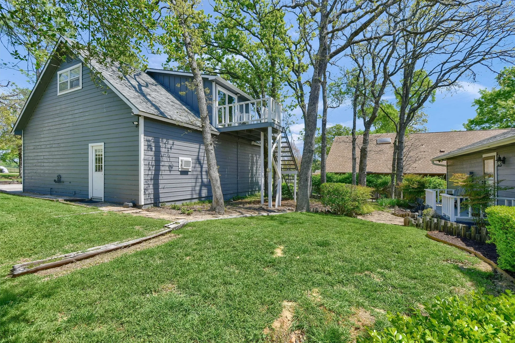 Single Family Residence For Sale in Cooke County , 1214 Kiowa Drive E, Lake Kiowa, Texas 76240, 5 Bedroom, 4 Bathroom, 2 Garage spaces, 2,355 Sqft, built in 1982, Preowned, mls#21144826, Real Estate Agent in Lake Kiowa, Homes For Sale in Cooke county, Homes For Sale in Lake Kiowa, Realtor in Lake Kiowa Texas, Real Estate Brokerage Independent Realty Texas, Luminita Cordes Realtor