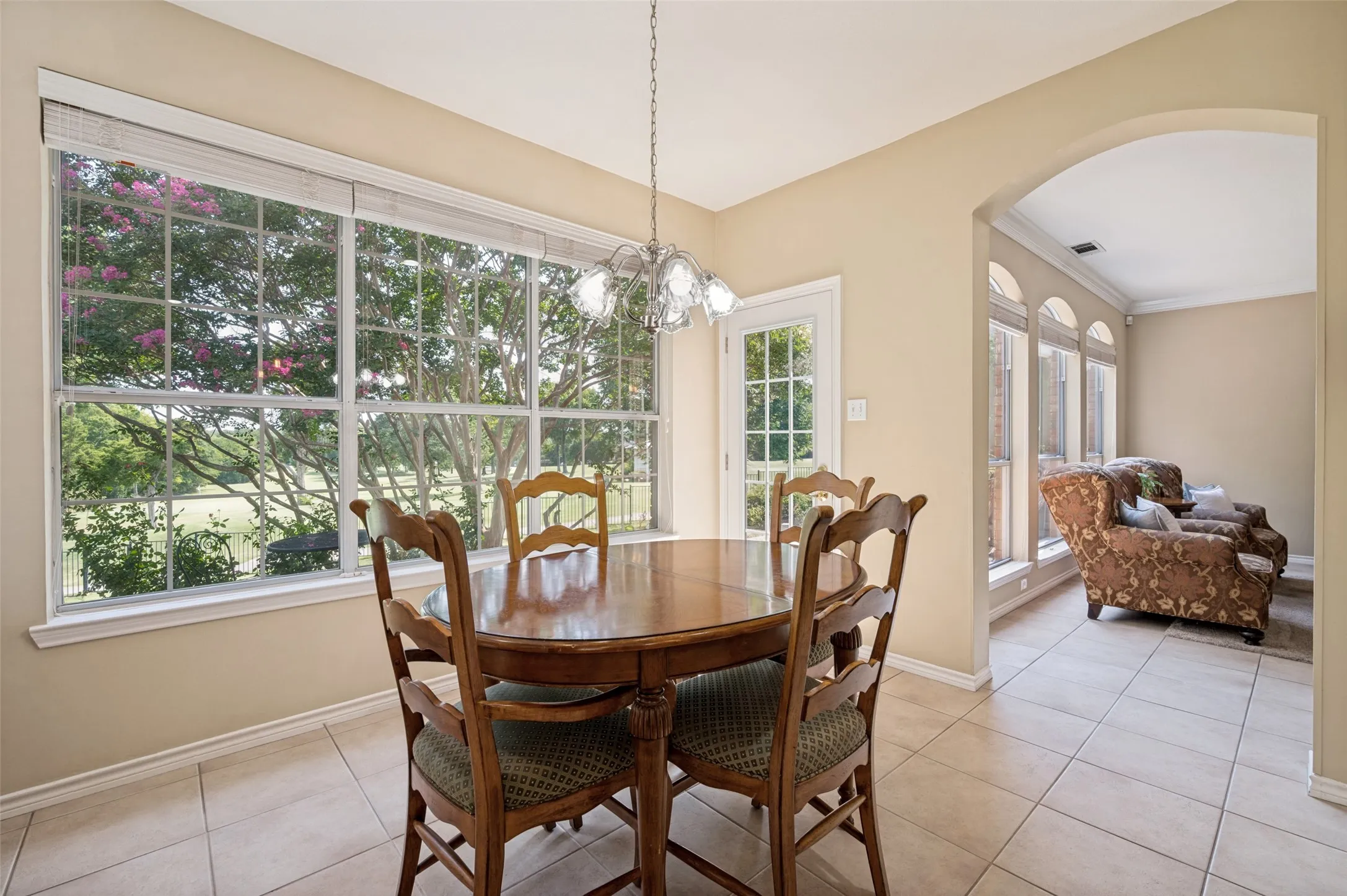 The breakfast area also looks out over the golf curse, there is a built-in desk and window above for added light.