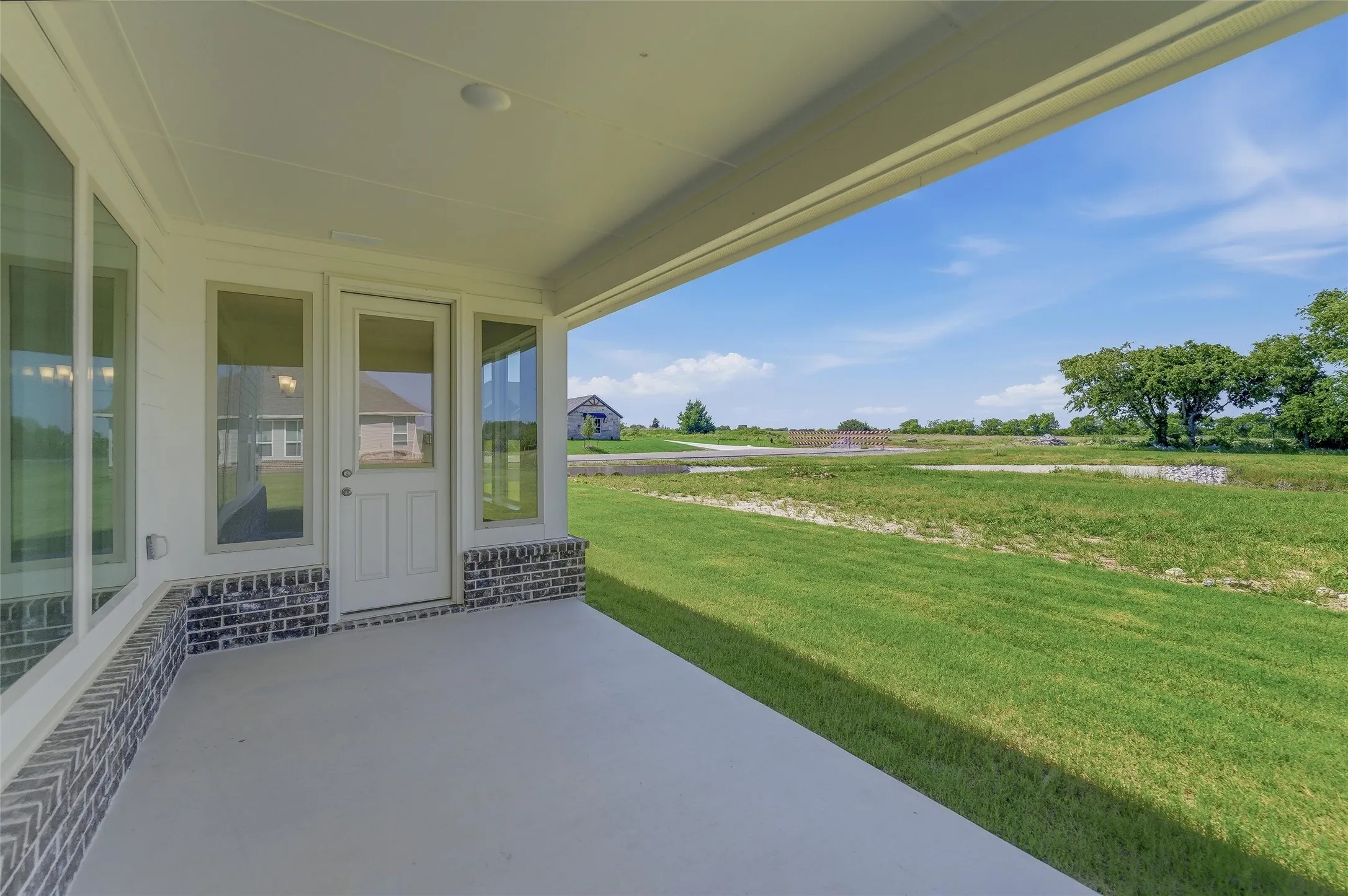 Covered patio with a concrete surface