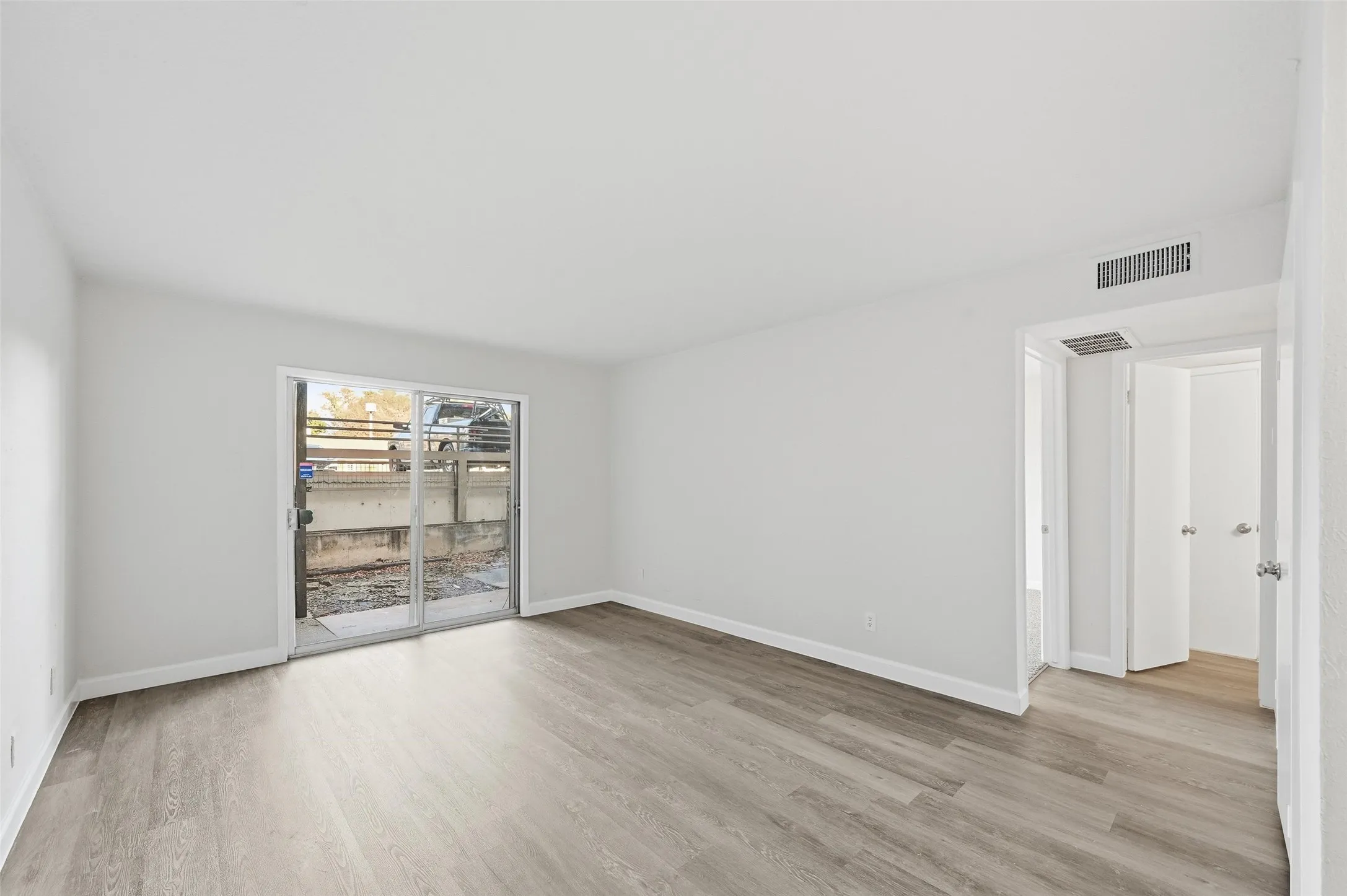 Condominium For Sale in Dallas County , 4859 Cedar Springs Road 136, Dallas, Texas 75219, 1 Bedroom, 1 Bathroom, Garage spaces, 629 Sqft, built in 1970, Preowned, mls#21144981, Real Estate Agent in Dallas, Homes For Sale in Dallas county, Homes For Sale in Dallas, Realtor in Dallas Texas, Real Estate Brokerage Independent Realty Texas, Luminita Cordes Realtor