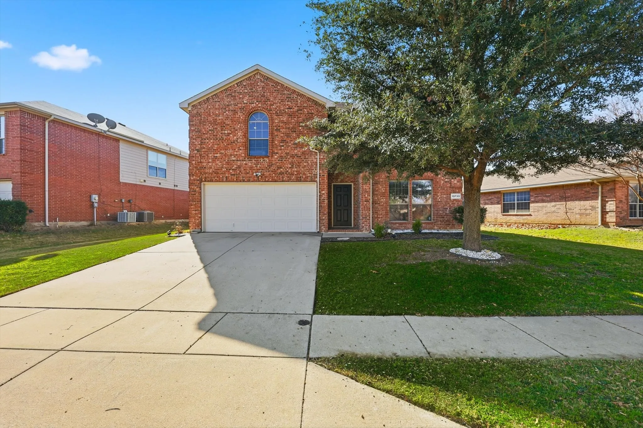 Single Family Residence For Sale in Tarrant County , 10733 Kittering Trail, Fort Worth, Texas 76052, 4 Bedroom, 3 Bathroom, 2 Garage spaces, 3,129 Sqft, built in 2006, Preowned, mls#21145168, Real Estate Agent in Fort Worth, Homes For Sale in Tarrant county, Homes For Sale in Fort Worth, Realtor in Fort Worth Texas, Real Estate Brokerage Independent Realty Texas, Luminita Cordes Realtor