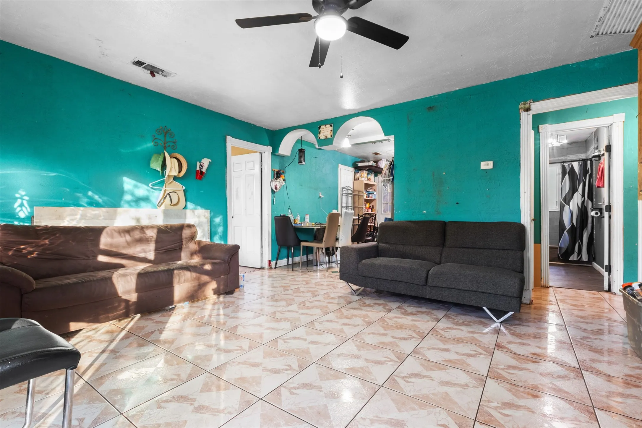 Single Family Residence For Sale in Dallas County , 833 Dent Street, Garland, Texas 75040, 3 Bedroom, 1 Bathroom, Garage spaces, 1,048 Sqft, built in 1950, mls#21141435, Real Estate Agent in Garland, Homes For Sale in Dallas county, Homes For Sale in Garland, Realtor in Garland Texas, Real Estate Brokerage Independent Realty Texas, Luminita Cordes Realtor