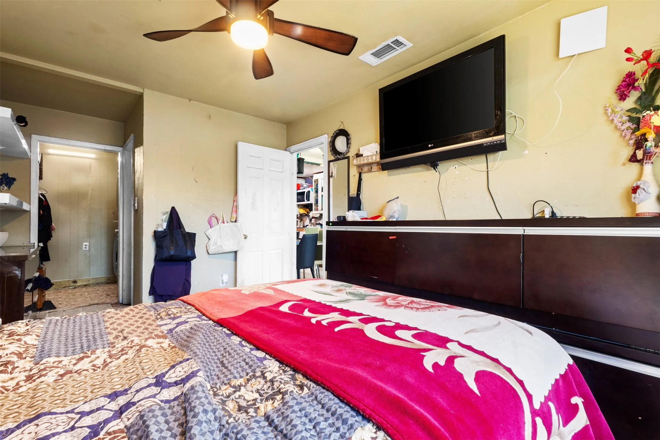 Single Family Residence For Sale in Dallas County , 833 Dent Street, Garland, Texas 75040, 3 Bedroom, 1 Bathroom, Garage spaces, 1,048 Sqft, built in 1950, mls#21141435, Real Estate Agent in Garland, Homes For Sale in Dallas county, Homes For Sale in Garland, Realtor in Garland Texas, Real Estate Brokerage Independent Realty Texas, Luminita Cordes Realtor