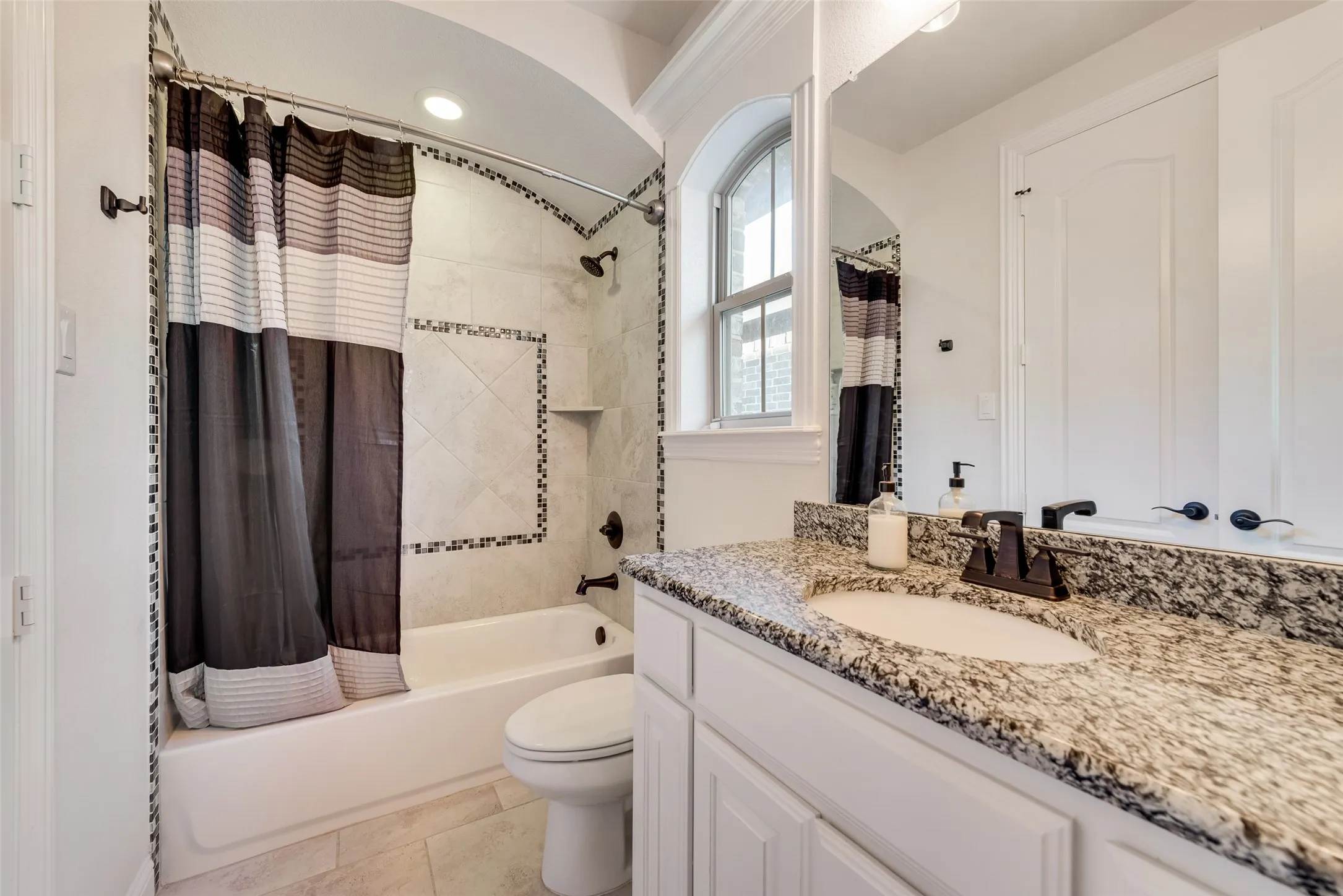Single Family Residence For Sale in Tarrant County , 10013 Lakeside Drive, Fort Worth, Texas 76179, 4 Bedrooms, 4 Bathrooms, 2 Garage spaces, 3,711 Sqft, built in 2017, Price $1,219,999, mls#21144740, Real Estate Agent in Fort Worth, Homes For Sale in Tarrant county, Homes For Sale in Fort Worth, Realtor in Fort Worth Texas, Real Estate Brokerage Independent Realty Texas, Luminita Cordes Realtor
