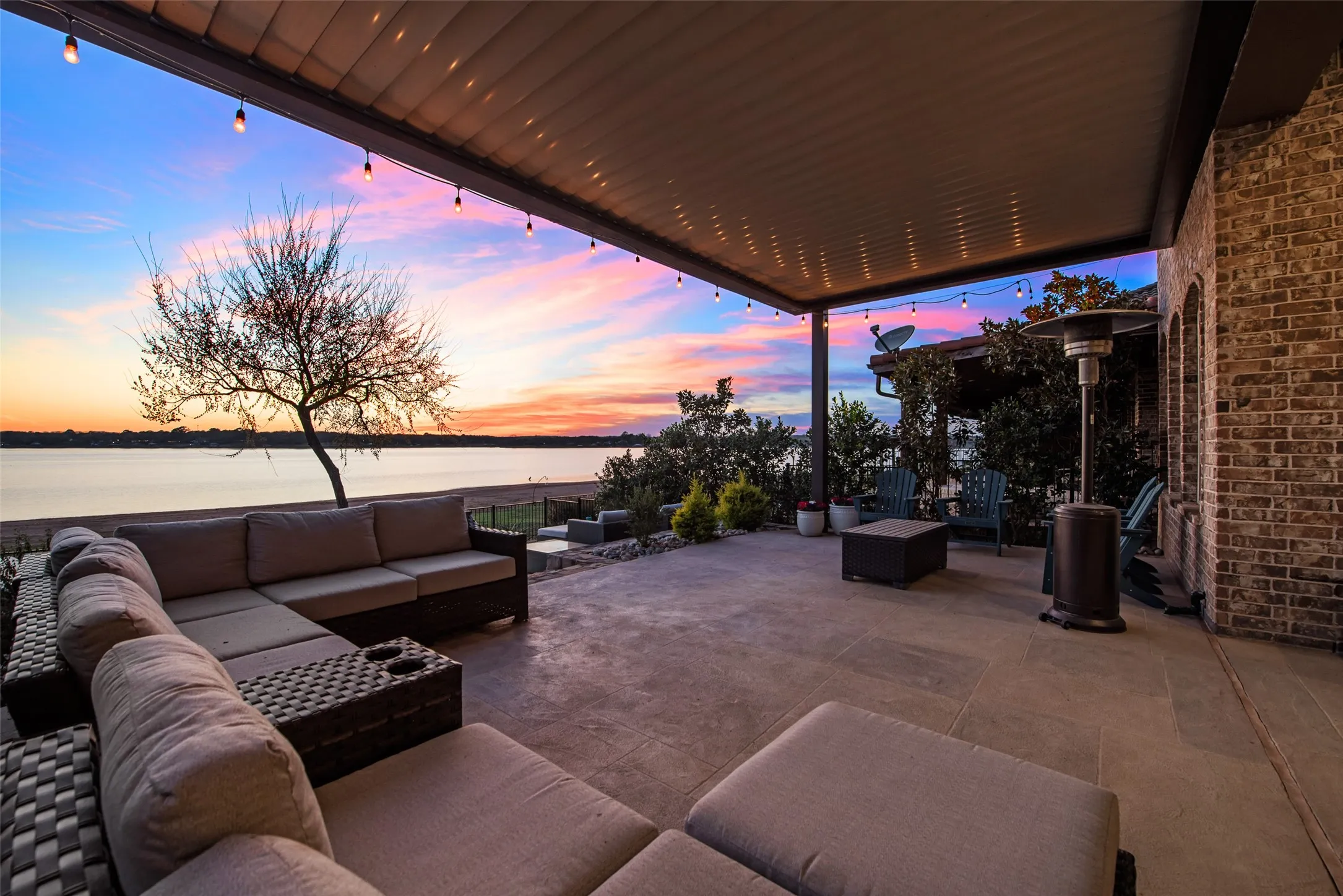 Single Family Residence For Sale in Tarrant County , 10013 Lakeside Drive, Fort Worth, Texas 76179, 4 Bedrooms, 4 Bathrooms, 2 Garage spaces, 3,711 Sqft, built in 2017, Price $1,219,999, mls#21144740, Real Estate Agent in Fort Worth, Homes For Sale in Tarrant county, Homes For Sale in Fort Worth, Realtor in Fort Worth Texas, Real Estate Brokerage Independent Realty Texas, Luminita Cordes Realtor