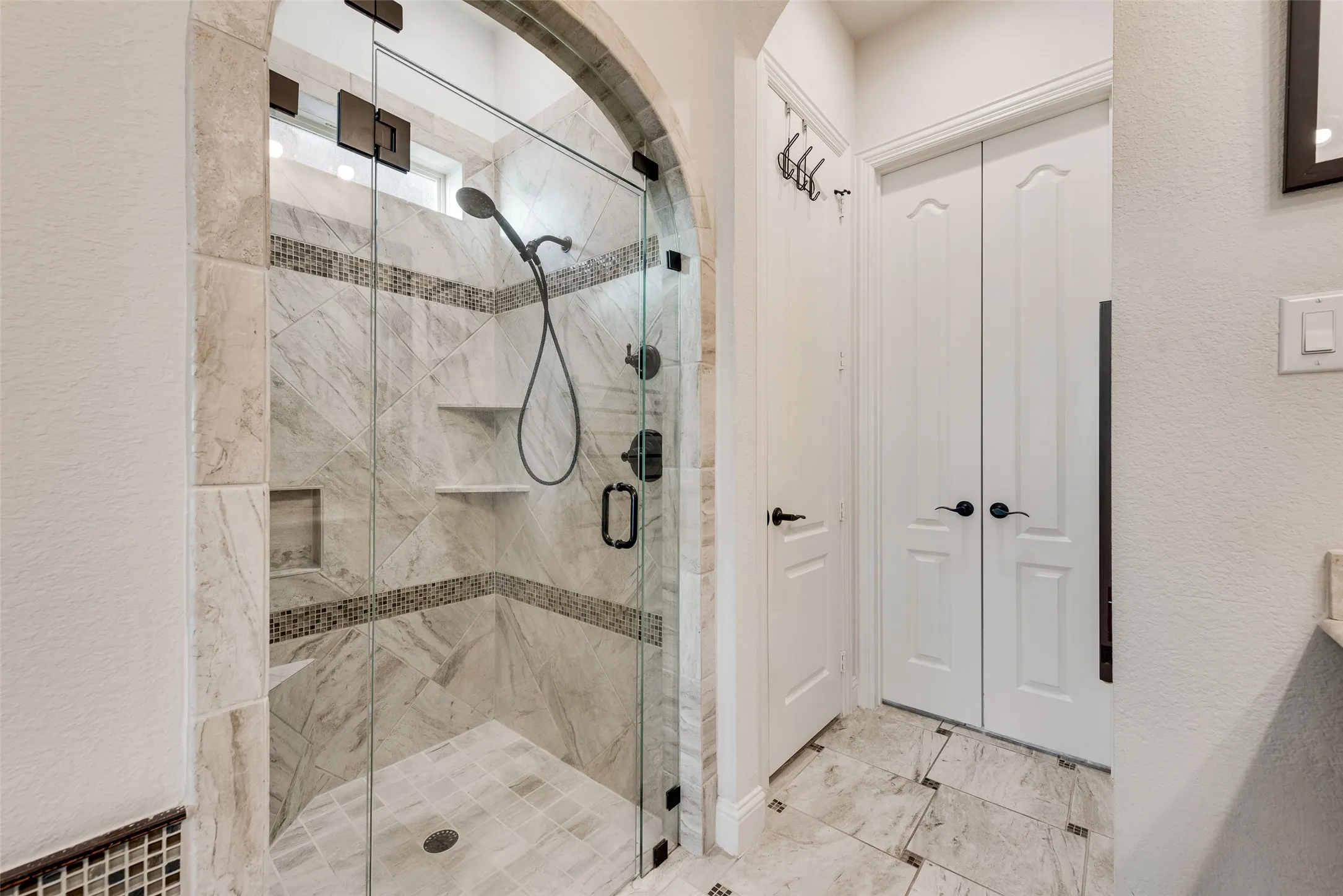 Single Family Residence For Sale in Tarrant County , 10013 Lakeside Drive, Fort Worth, Texas 76179, 4 Bedrooms, 4 Bathrooms, 2 Garage spaces, 3,711 Sqft, built in 2017, Price $1,219,999, mls#21144740, Real Estate Agent in Fort Worth, Homes For Sale in Tarrant county, Homes For Sale in Fort Worth, Realtor in Fort Worth Texas, Real Estate Brokerage Independent Realty Texas, Luminita Cordes Realtor