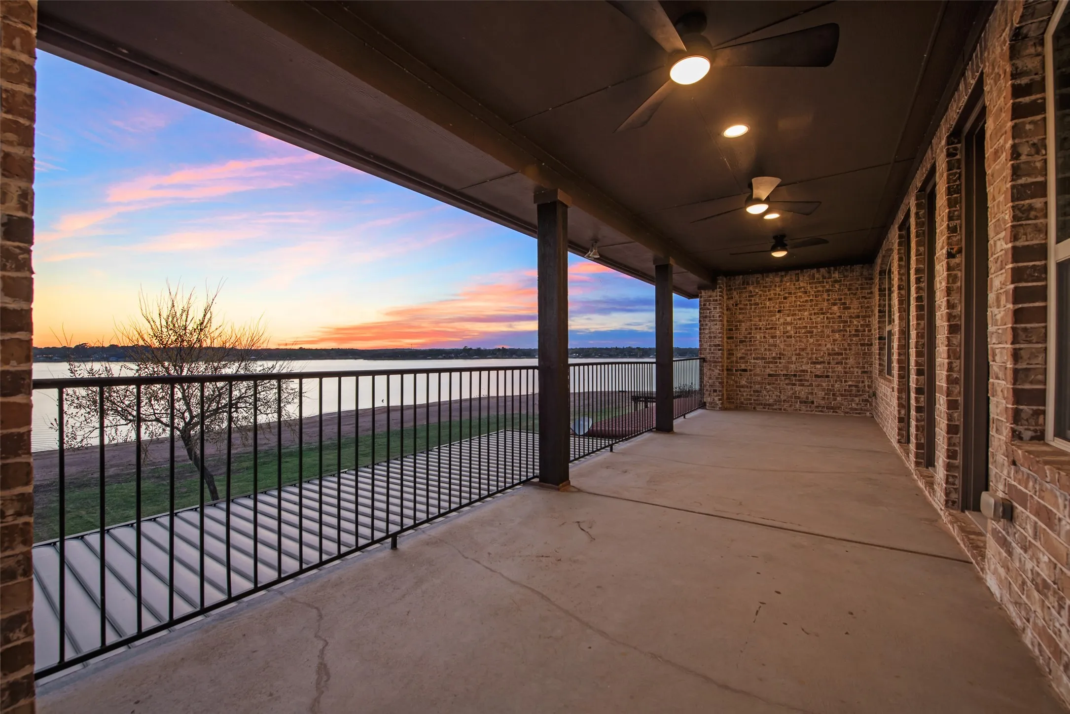 Single Family Residence For Sale in Tarrant County , 10013 Lakeside Drive, Fort Worth, Texas 76179, 4 Bedrooms, 4 Bathrooms, 2 Garage spaces, 3,711 Sqft, built in 2017, Price $1,219,999, mls#21144740, Real Estate Agent in Fort Worth, Homes For Sale in Tarrant county, Homes For Sale in Fort Worth, Realtor in Fort Worth Texas, Real Estate Brokerage Independent Realty Texas, Luminita Cordes Realtor