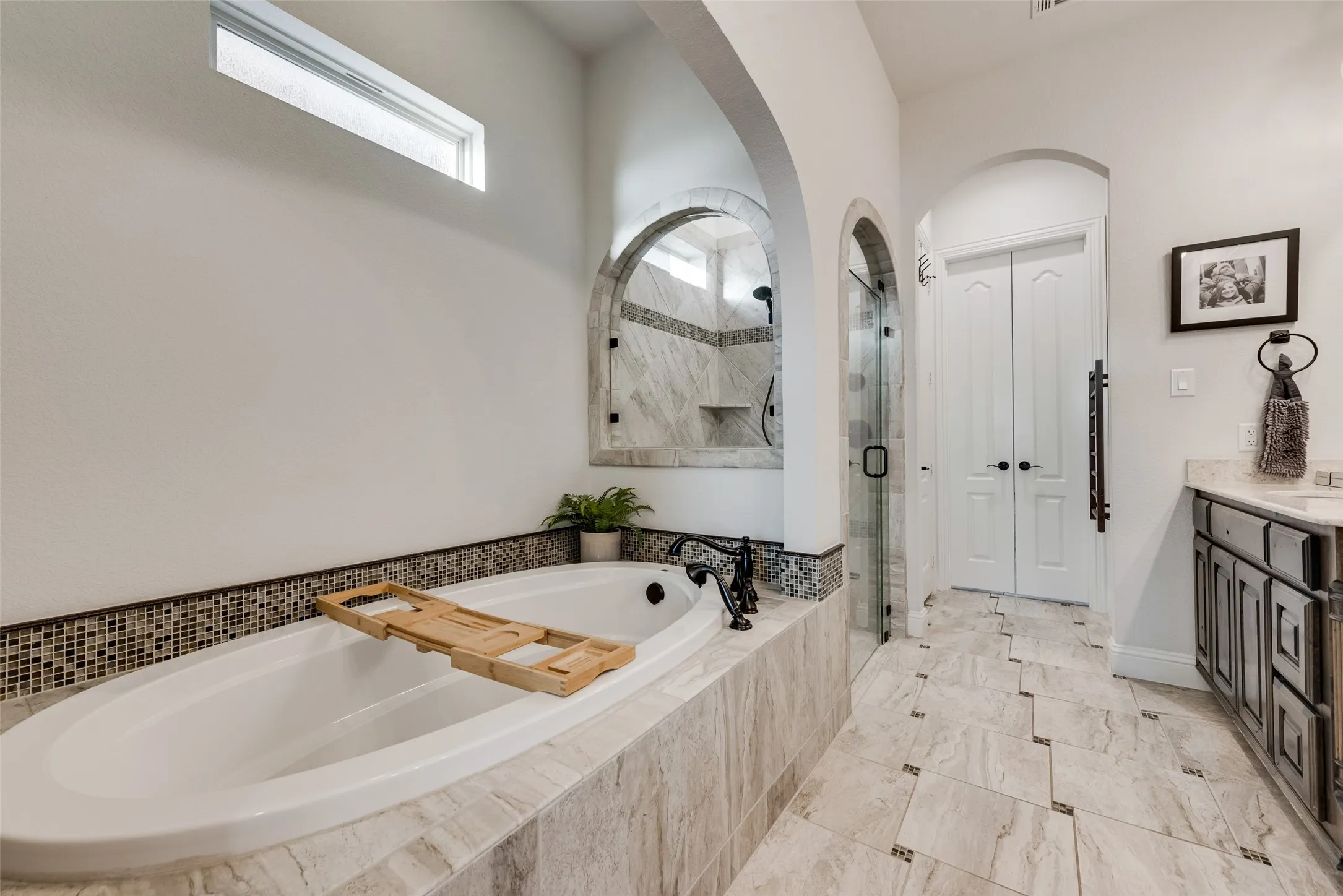 Single Family Residence For Sale in Tarrant County , 10013 Lakeside Drive, Fort Worth, Texas 76179, 4 Bedrooms, 4 Bathrooms, 2 Garage spaces, 3,711 Sqft, built in 2017, Price $1,219,999, mls#21144740, Real Estate Agent in Fort Worth, Homes For Sale in Tarrant county, Homes For Sale in Fort Worth, Realtor in Fort Worth Texas, Real Estate Brokerage Independent Realty Texas, Luminita Cordes Realtor