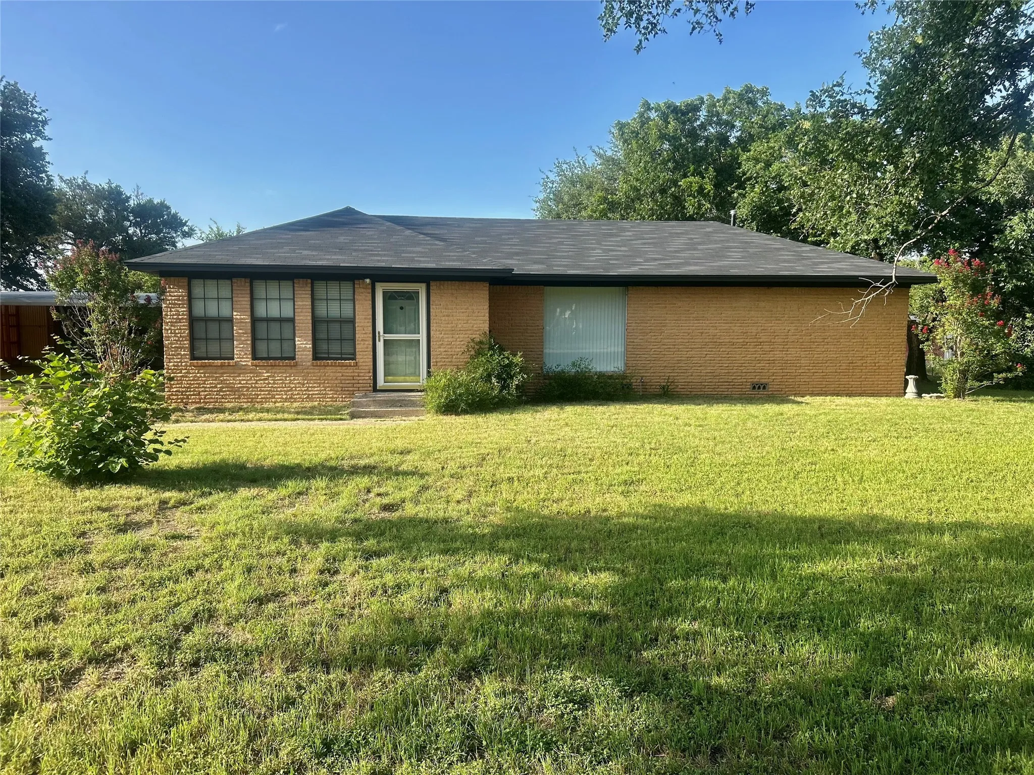 Single Family Residence For Sale in Hamilton County , 1121 E Coke, Hamilton, Texas 76531, 2 Bedrooms, 1 Bathroom, Garage spaces, 1,350 Sqft, built in 1960, Price $165,000, mls#21145593, Real Estate Agent in Hamilton, Homes For Sale in Hamilton county, Homes For Sale in Hamilton, Realtor in Hamilton Texas, Real Estate Brokerage Independent Realty Texas, Luminita Cordes Realtor