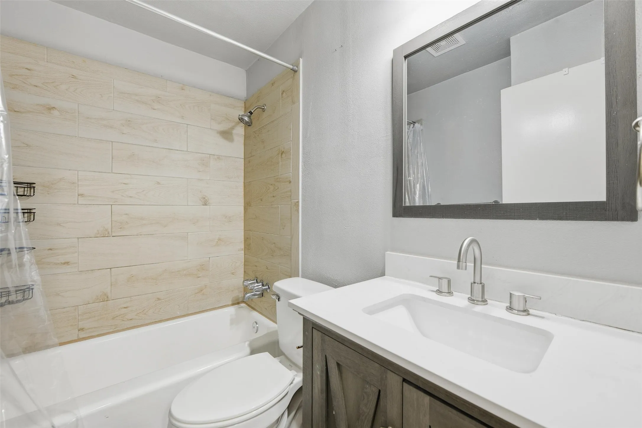 Single Family Residence For Sale in Tarrant County , 1818 Reever Street, Arlington, Texas 76010, 4 Bedroom, 2 Bathroom, Garage spaces, 1,987 Sqft, built in 1953, Preowned, mls#21145584, Real Estate Agent in Arlington, Homes For Sale in Tarrant county, Homes For Sale in Arlington, Realtor in Arlington Texas, Real Estate Brokerage Independent Realty Texas, Luminita Cordes Realtor