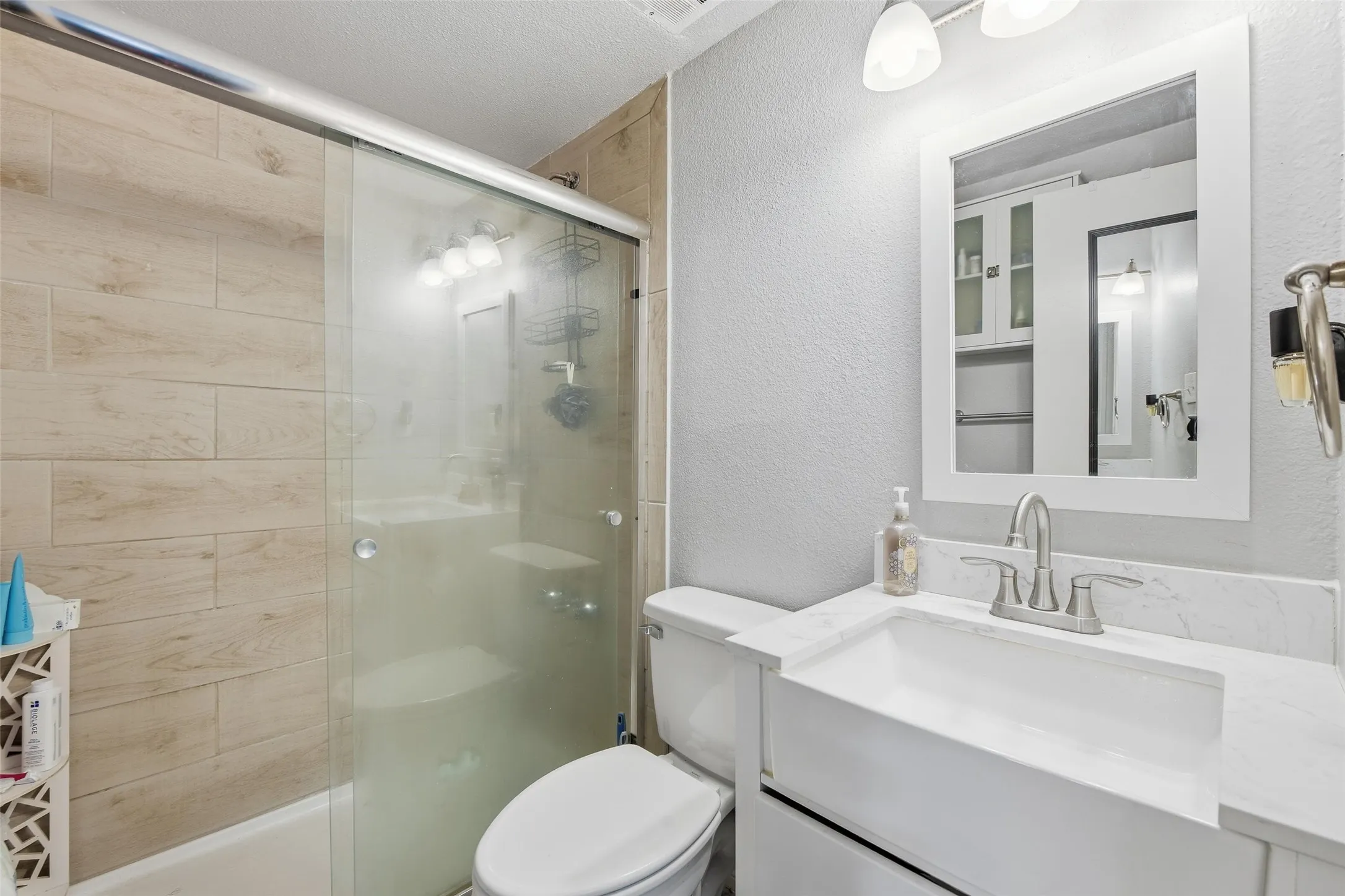 Single Family Residence For Sale in Tarrant County , 1818 Reever Street, Arlington, Texas 76010, 4 Bedroom, 2 Bathroom, Garage spaces, 1,987 Sqft, built in 1953, Preowned, mls#21145584, Real Estate Agent in Arlington, Homes For Sale in Tarrant county, Homes For Sale in Arlington, Realtor in Arlington Texas, Real Estate Brokerage Independent Realty Texas, Luminita Cordes Realtor