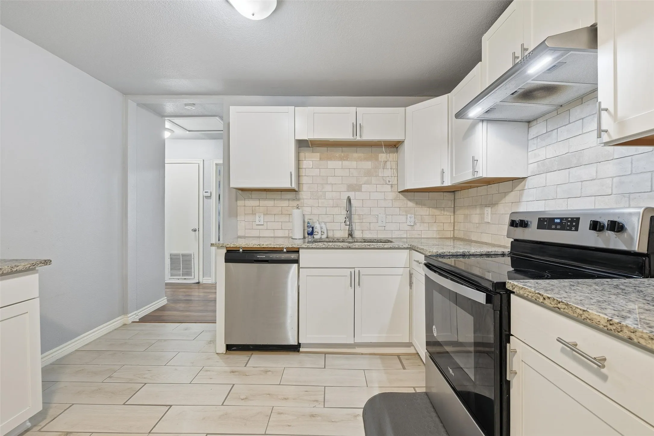 Single Family Residence For Sale in Tarrant County , 1818 Reever Street, Arlington, Texas 76010, 4 Bedroom, 2 Bathroom, Garage spaces, 1,987 Sqft, built in 1953, Preowned, mls#21145584, Real Estate Agent in Arlington, Homes For Sale in Tarrant county, Homes For Sale in Arlington, Realtor in Arlington Texas, Real Estate Brokerage Independent Realty Texas, Luminita Cordes Realtor