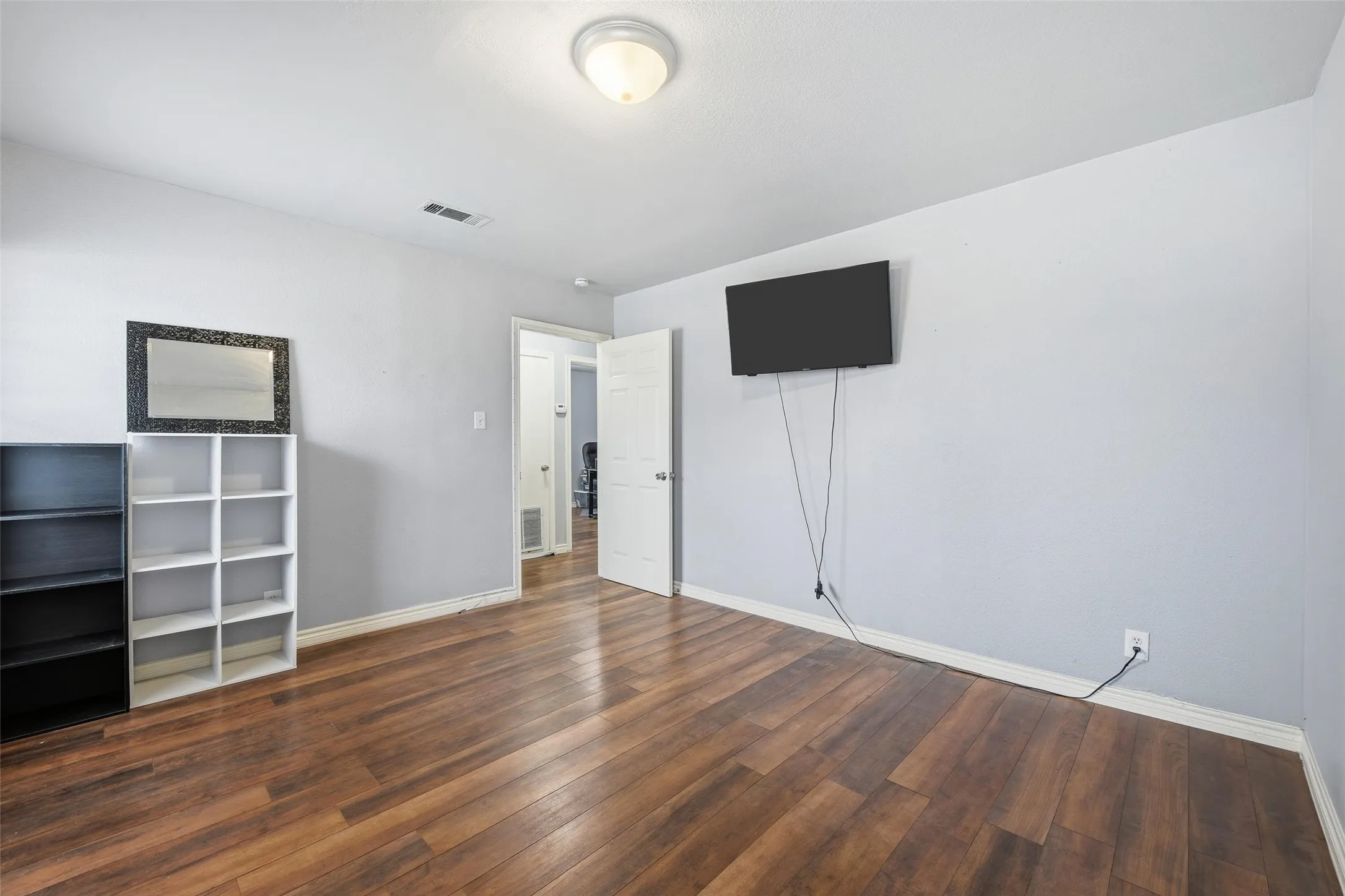 Single Family Residence For Sale in Tarrant County , 1818 Reever Street, Arlington, Texas 76010, 4 Bedroom, 2 Bathroom, Garage spaces, 1,987 Sqft, built in 1953, Preowned, mls#21145584, Real Estate Agent in Arlington, Homes For Sale in Tarrant county, Homes For Sale in Arlington, Realtor in Arlington Texas, Real Estate Brokerage Independent Realty Texas, Luminita Cordes Realtor