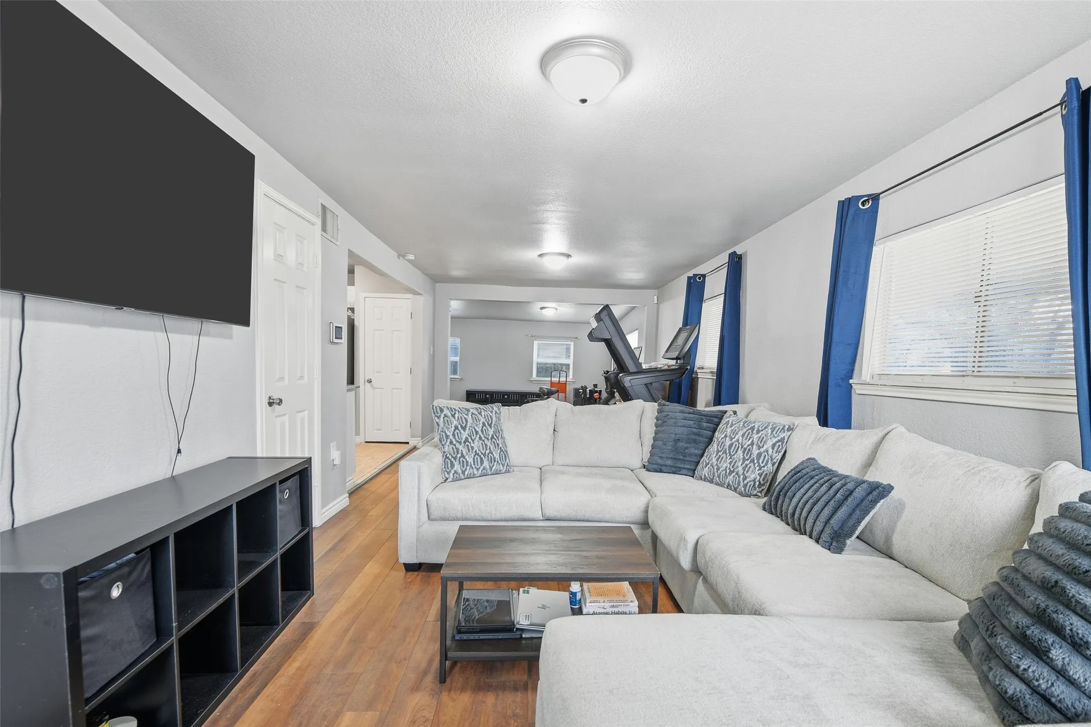 Single Family Residence For Sale in Tarrant County , 1818 Reever Street, Arlington, Texas 76010, 4 Bedroom, 2 Bathroom, Garage spaces, 1,987 Sqft, built in 1953, Preowned, mls#21145584, Real Estate Agent in Arlington, Homes For Sale in Tarrant county, Homes For Sale in Arlington, Realtor in Arlington Texas, Real Estate Brokerage Independent Realty Texas, Luminita Cordes Realtor