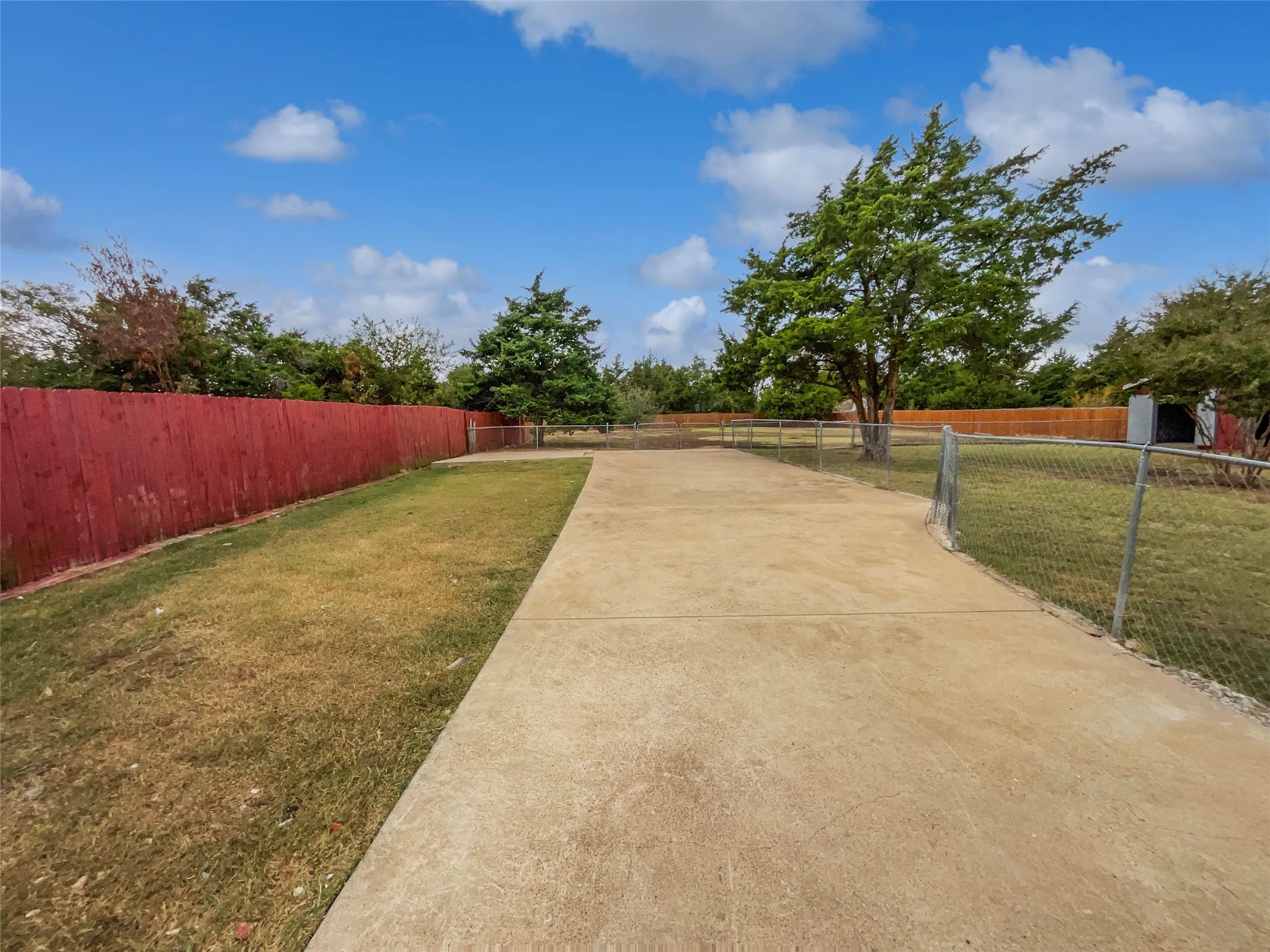 Single Family Residence For Sale in Ellis County , 3961 Joe Wilson Road, Midlothian, Texas 76065, 4 Bedroom, 3 Bathroom, 3 Garage spaces, 2,157 Sqft, built in 1998, mls#21145691, Real Estate Agent in Midlothian, Homes For Sale in Ellis county, Homes For Sale in Midlothian, Realtor in Midlothian Texas, Real Estate Brokerage Independent Realty Texas, Luminita Cordes Realtor