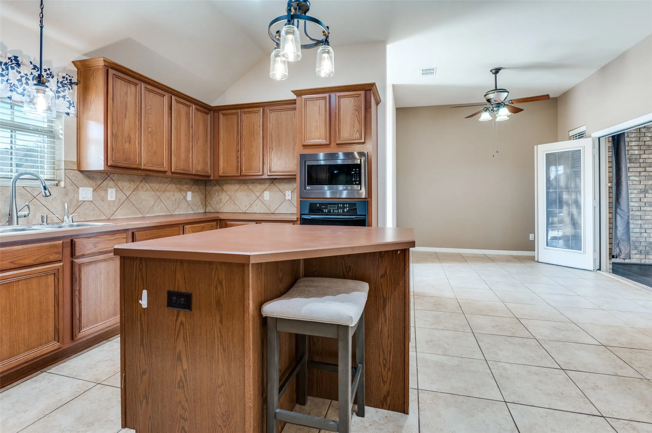 Single Family Residence For Sale in Tarrant County , 140 Big Willow Court, Saginaw, Texas 76179, 4 Bedrooms, 2 Bathrooms, 2 Garage spaces, 2,192 Sqft, built in 2007, Price $398,000, mls#21144715, Real Estate Agent in Saginaw, Homes For Sale in Tarrant county, Homes For Sale in Saginaw, Realtor in Saginaw Texas, Real Estate Brokerage Independent Realty Texas, Luminita Cordes Realtor