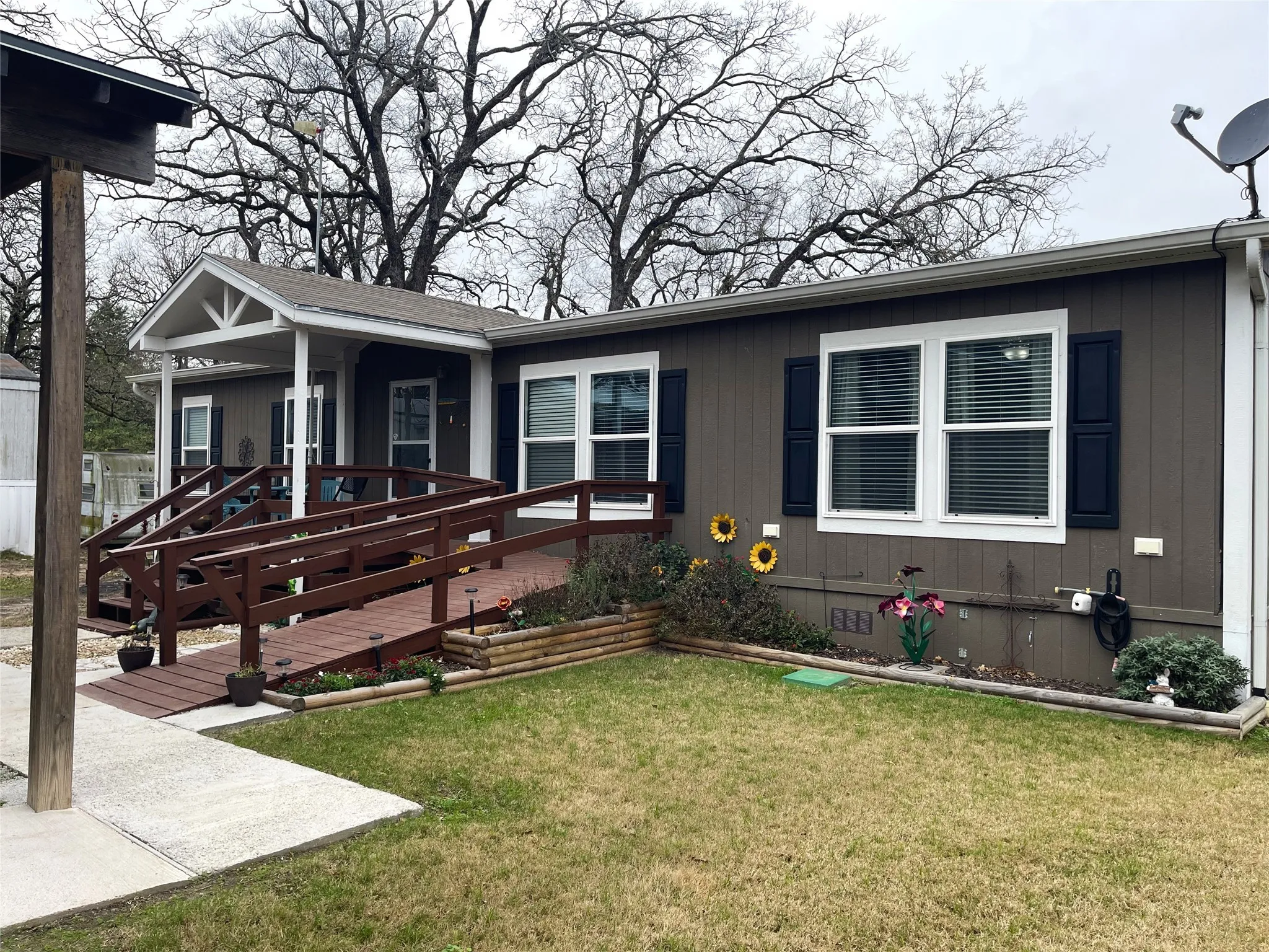 Manufactured Home For Sale in Freestone County , 351 Club Lake Rd, Gate 2, Teague, Texas 75860, 3 Bedroom, 2 Bathroom, Garage spaces, 1,456 Sqft, built in 2019, mls#21145236, Real Estate Agent in Teague, Homes For Sale in Freestone county, Homes For Sale in Teague, Realtor in Teague Texas, Real Estate Brokerage Independent Realty Texas, Luminita Cordes Realtor