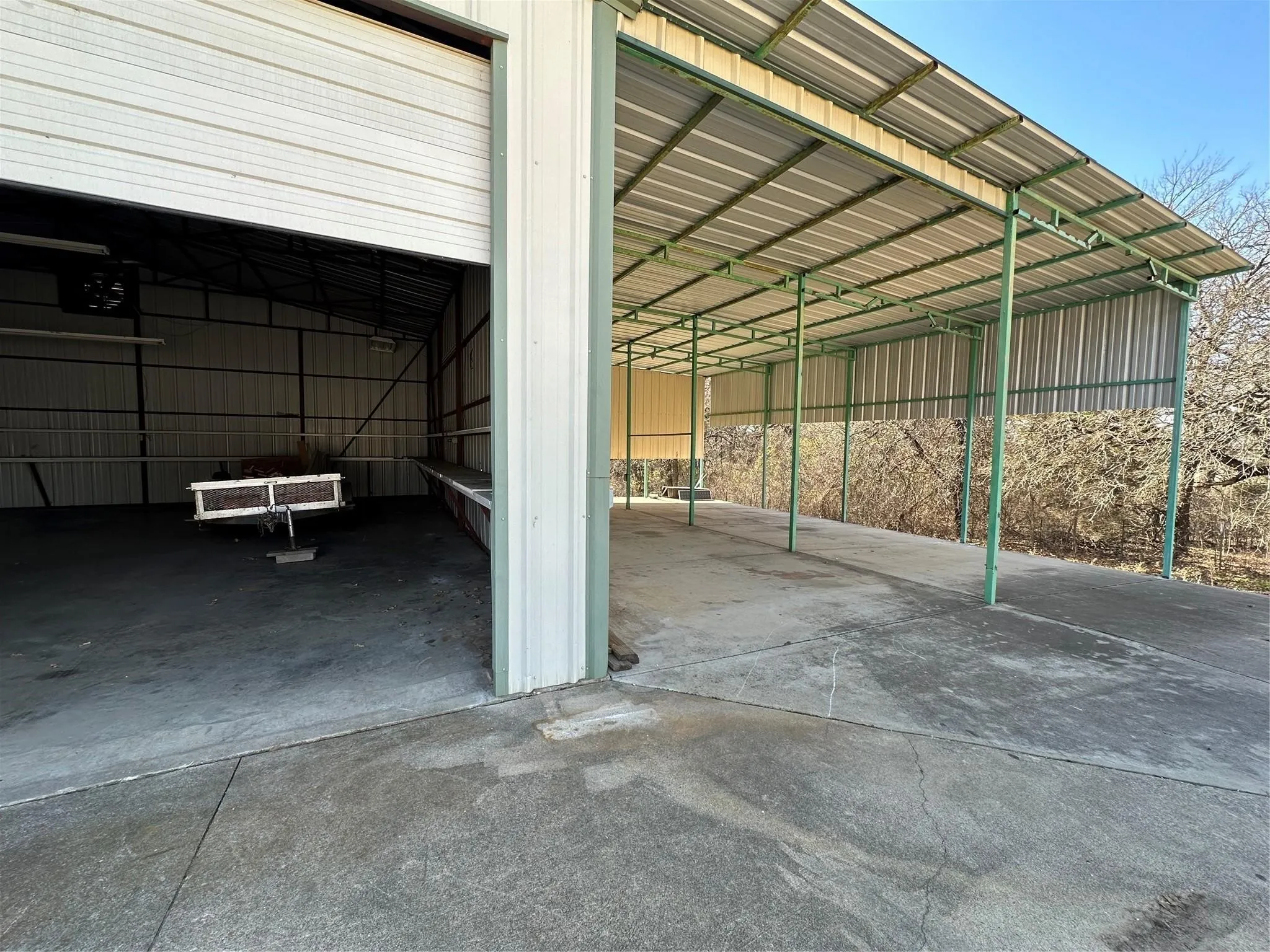 Single Family Residence For Sale in Tarrant County , 7401 Briar Road, Azle, Texas 76020, 2 Bedroom, 2 Bathroom, 2 Garage spaces, 2,639 Sqft, built in 1998, Preowned, mls#21146145, Real Estate Agent in Azle, Homes For Sale in Tarrant county, Homes For Sale in Azle, Realtor in Azle Texas, Real Estate Brokerage Independent Realty Texas, Luminita Cordes Realtor