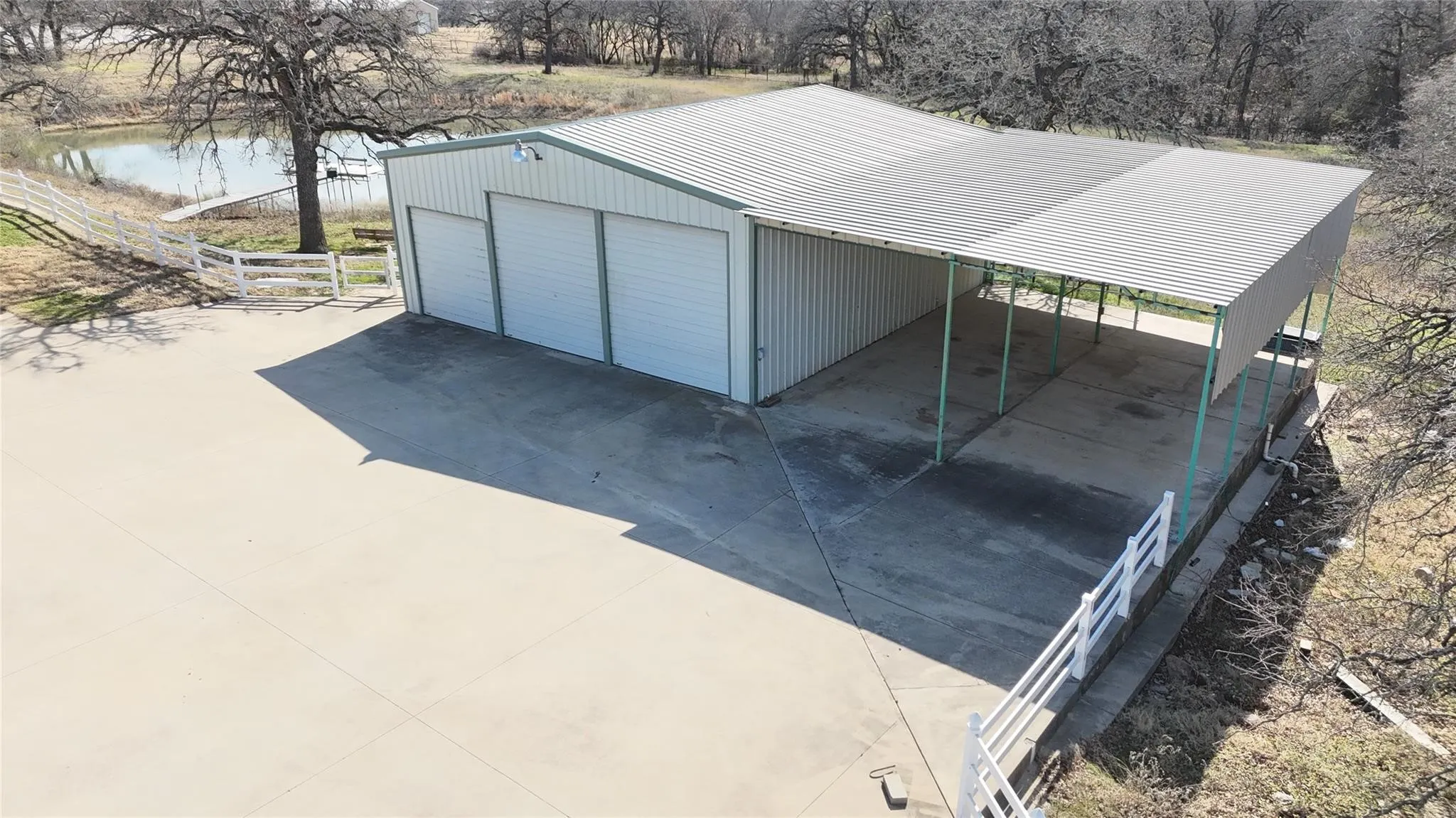 Single Family Residence For Sale in Tarrant County , 7401 Briar Road, Azle, Texas 76020, 2 Bedroom, 2 Bathroom, 2 Garage spaces, 2,639 Sqft, built in 1998, Preowned, mls#21146145, Real Estate Agent in Azle, Homes For Sale in Tarrant county, Homes For Sale in Azle, Realtor in Azle Texas, Real Estate Brokerage Independent Realty Texas, Luminita Cordes Realtor