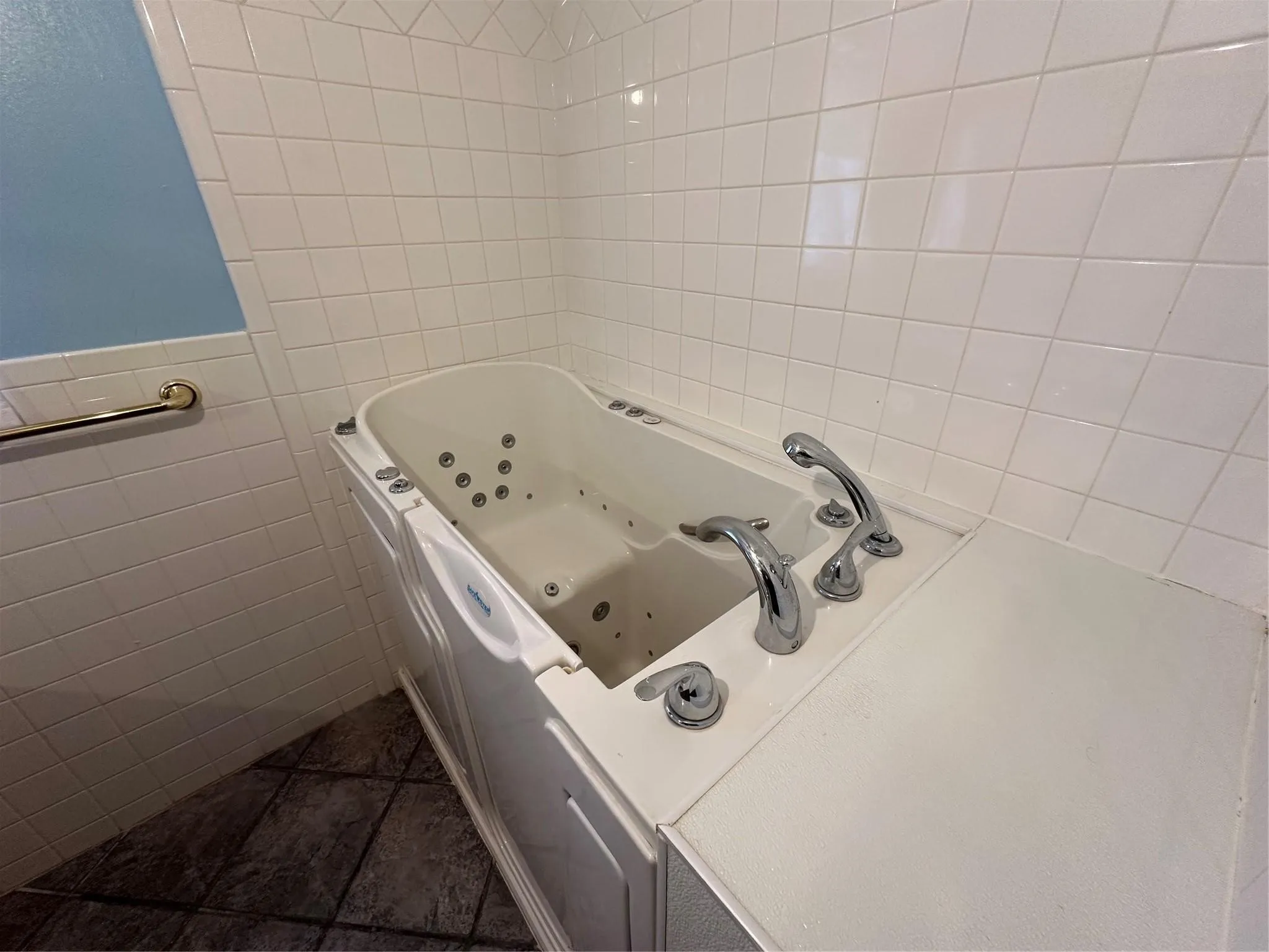 Single Family Residence For Sale in Tarrant County , 7401 Briar Road, Azle, Texas 76020, 2 Bedroom, 2 Bathroom, 2 Garage spaces, 2,639 Sqft, built in 1998, Preowned, mls#21146145, Real Estate Agent in Azle, Homes For Sale in Tarrant county, Homes For Sale in Azle, Realtor in Azle Texas, Real Estate Brokerage Independent Realty Texas, Luminita Cordes Realtor