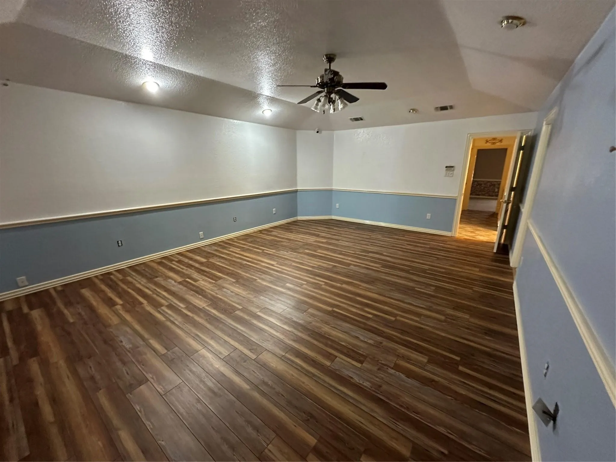 Single Family Residence For Sale in Tarrant County , 7401 Briar Road, Azle, Texas 76020, 2 Bedroom, 2 Bathroom, 2 Garage spaces, 2,639 Sqft, built in 1998, Preowned, mls#21146145, Real Estate Agent in Azle, Homes For Sale in Tarrant county, Homes For Sale in Azle, Realtor in Azle Texas, Real Estate Brokerage Independent Realty Texas, Luminita Cordes Realtor