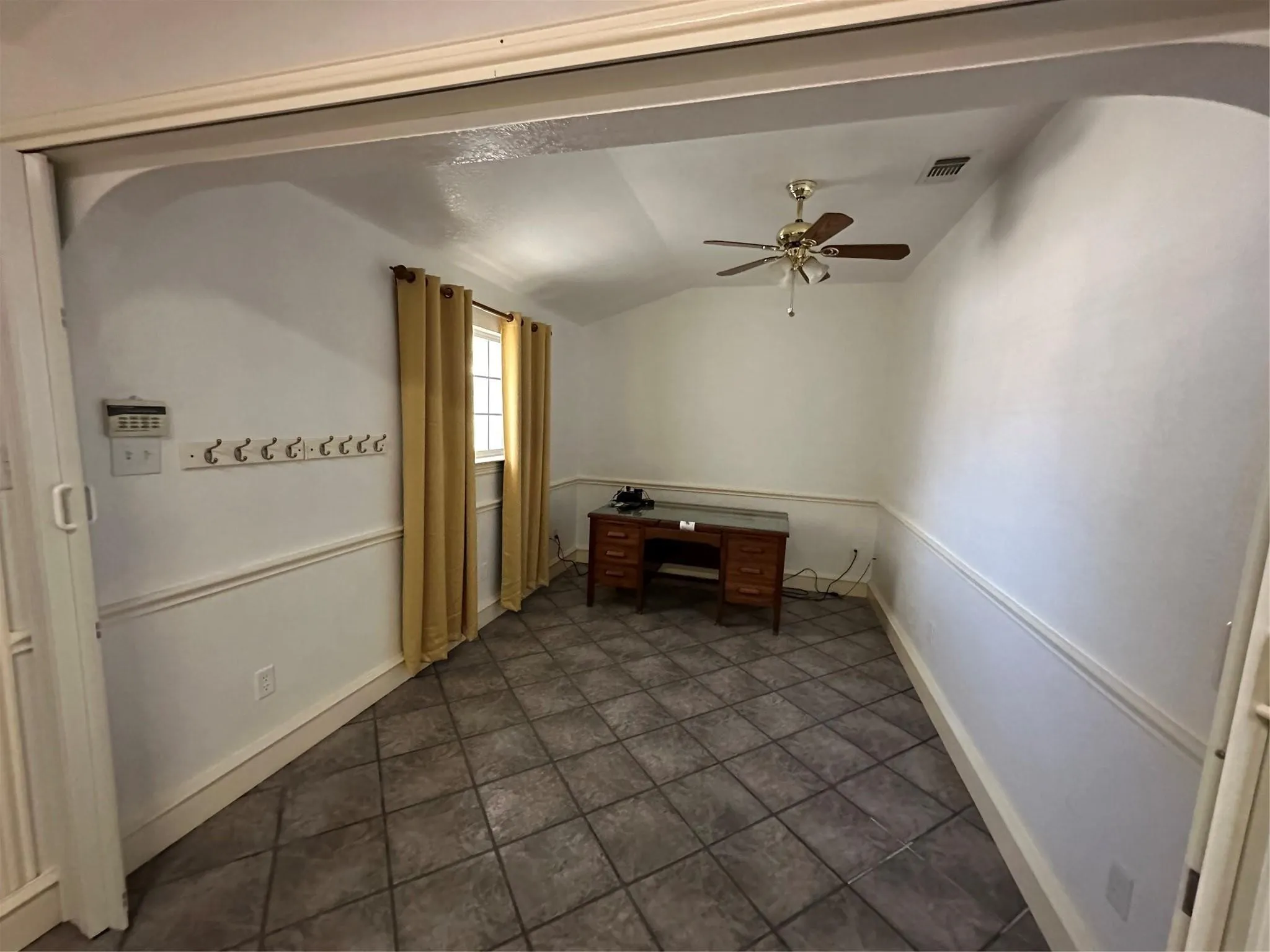 Single Family Residence For Sale in Tarrant County , 7401 Briar Road, Azle, Texas 76020, 2 Bedroom, 2 Bathroom, 2 Garage spaces, 2,639 Sqft, built in 1998, Preowned, mls#21146145, Real Estate Agent in Azle, Homes For Sale in Tarrant county, Homes For Sale in Azle, Realtor in Azle Texas, Real Estate Brokerage Independent Realty Texas, Luminita Cordes Realtor